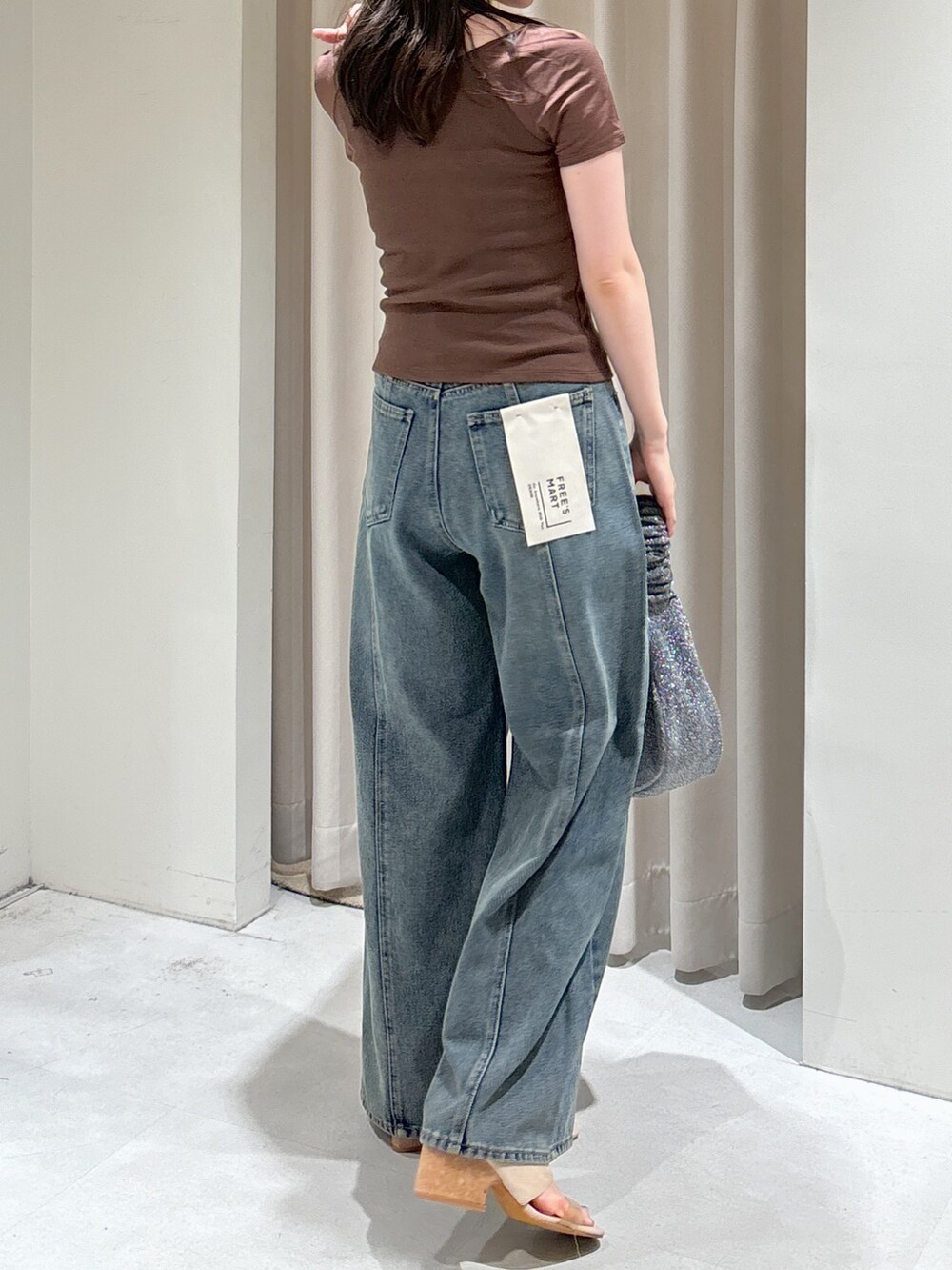 ブラウン系のTシャツ/カットソー、ブルー系のデニムパンツ、シルバー系のハンドバッグを着用したレディースの夏コーディネートの10枚目の写真