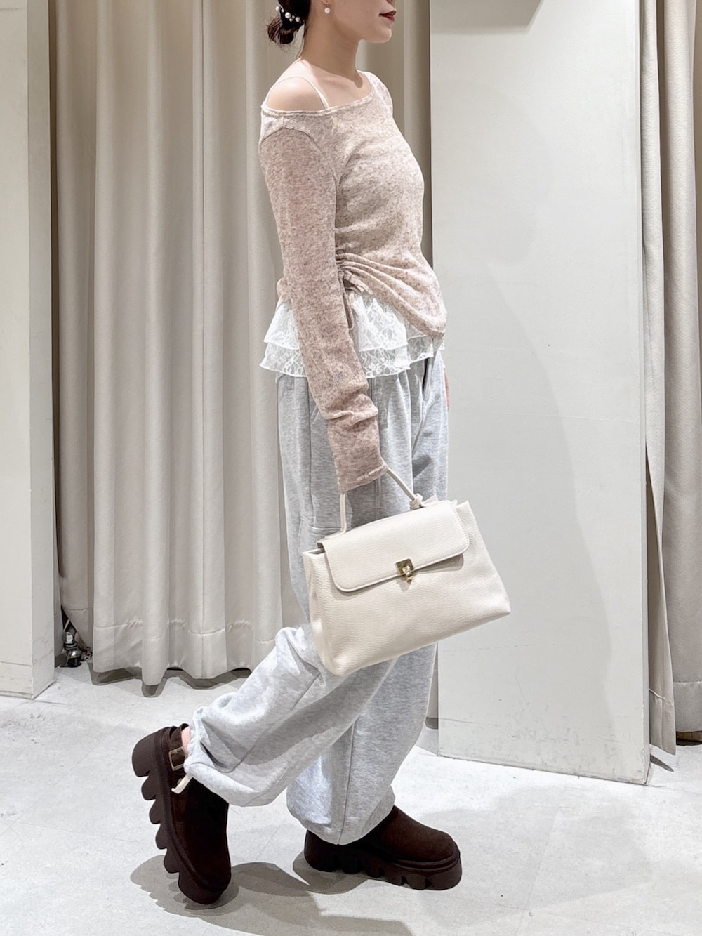 ブラウン系のTシャツ/カットソー、グレー系のその他パンツ、ホワイト系のショルダーバッグを着用したレディースの冬コーディネートの3枚目の写真