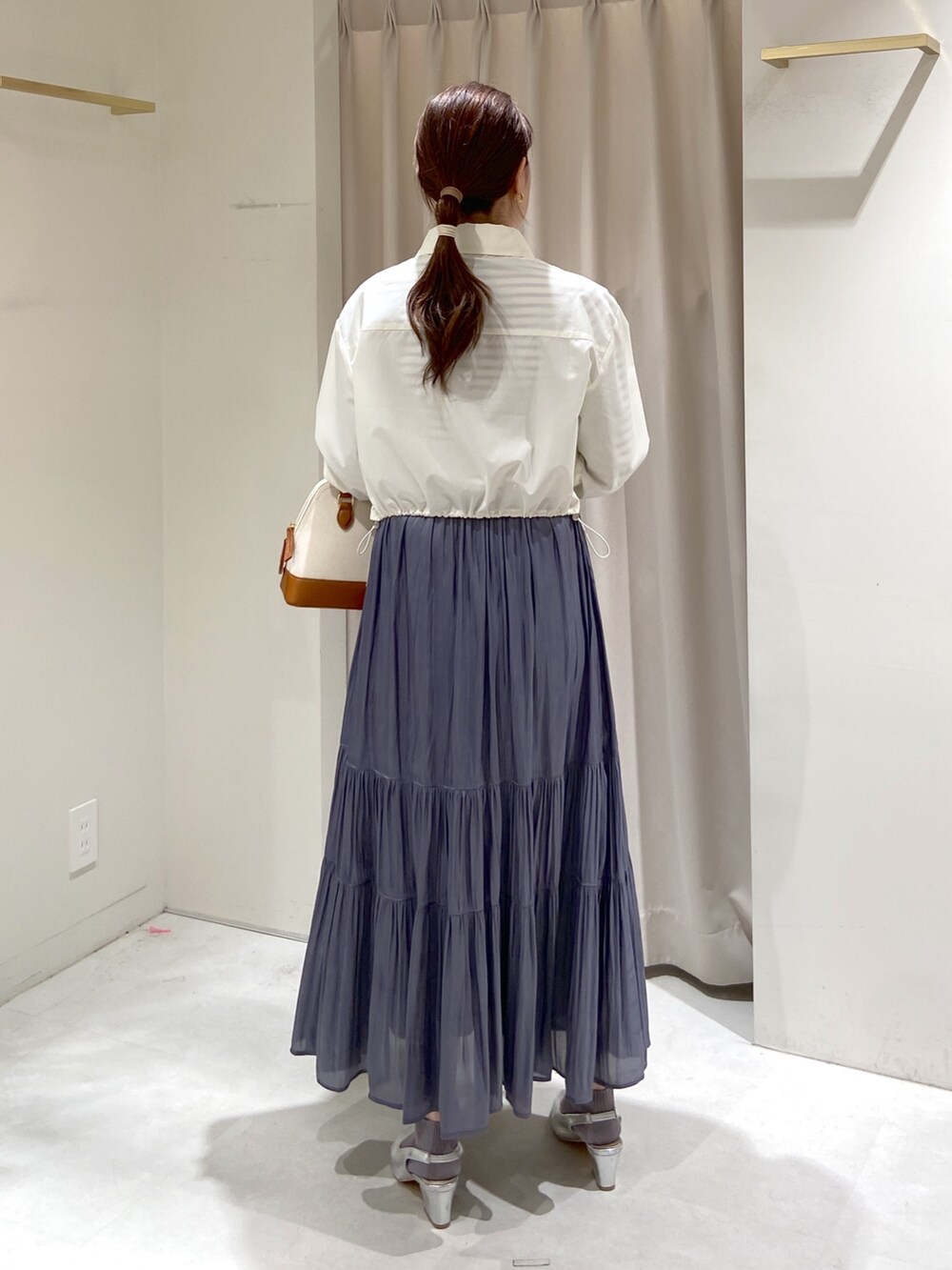 ホワイト系のシャツ/ブラウス、ホワイト系のニット/セーター、シルバー系のパンプスを着用したレディースの春コーディネートの3枚目の写真