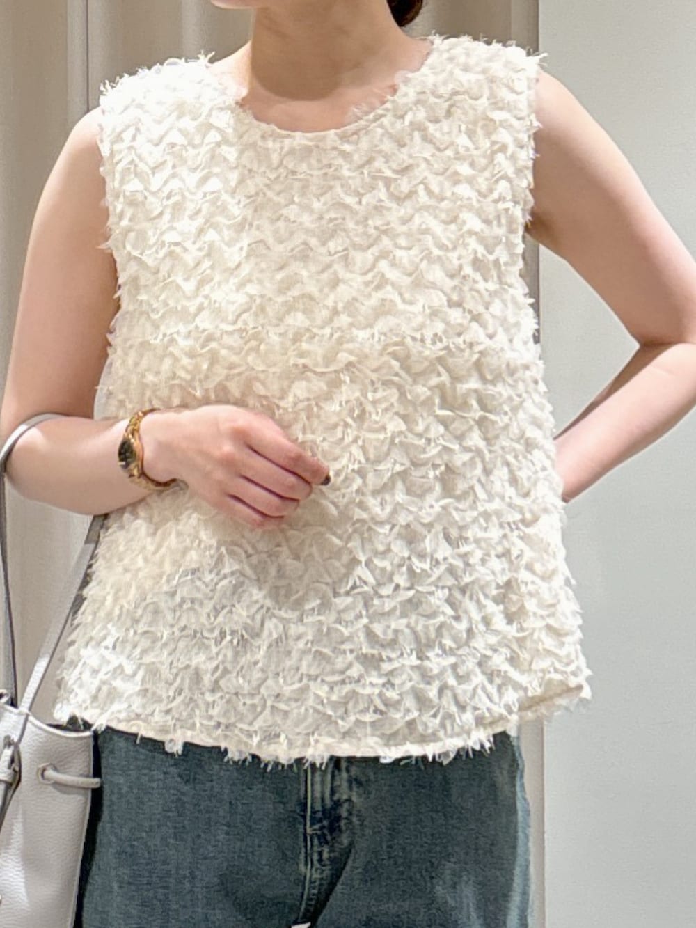 ホワイト系のシャツ/ブラウス、ブルー系のデニムパンツ、グレー系のトートバッグを着用したレディースの夏コーディネートの3枚目の写真