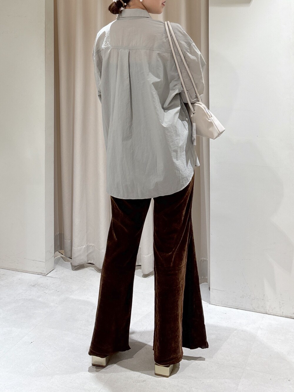 グレー系のシャツ/ブラウス、ブラック系のキャミソール、ブラウン系のその他パンツを着用したレディースの秋コーディネートの2枚目の写真