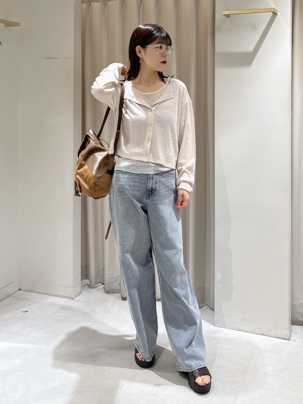 ホワイト系のTシャツ/カットソー、ホワイト系のTシャツ/カットソー、ベージュ系のバックパック/リュックを着用したレディースの夏コーディネートの5枚目の写真