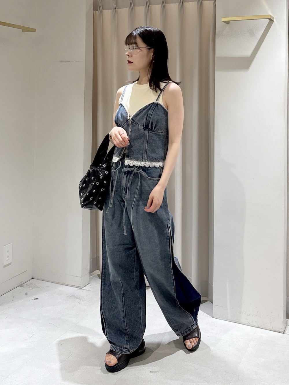 ブルー系のシャツ/ブラウス、ホワイト系のTシャツ/カットソー、ブルー系のデニムパンツを着用したレディースの夏コーディネートの5枚目の写真