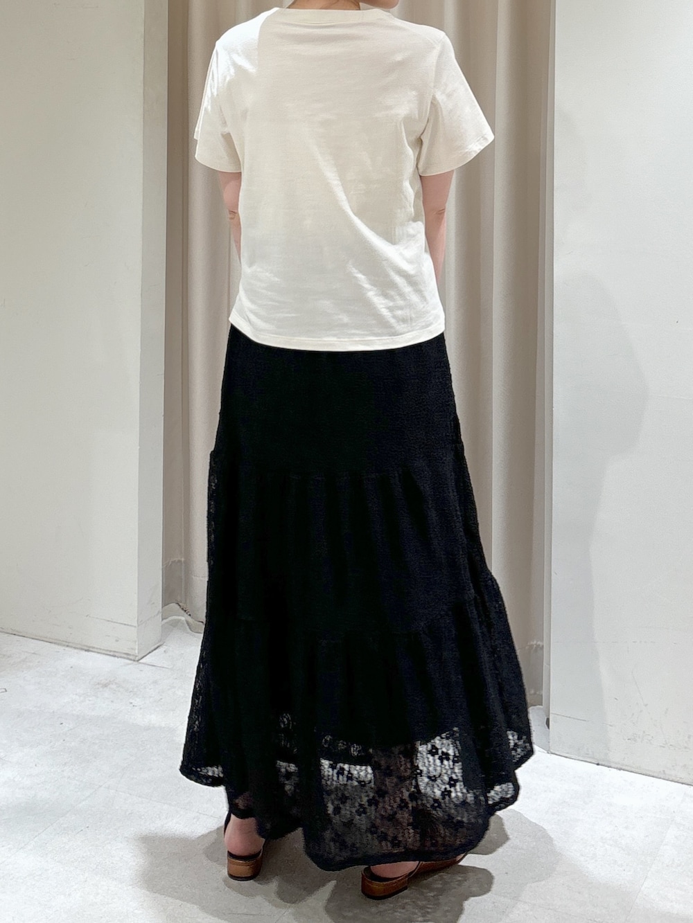 ピンク系のシャツ/ブラウス、ホワイト系のTシャツ/カットソー、グレー系のトートバッグを着用したレディースの春コーディネートの7枚目の写真