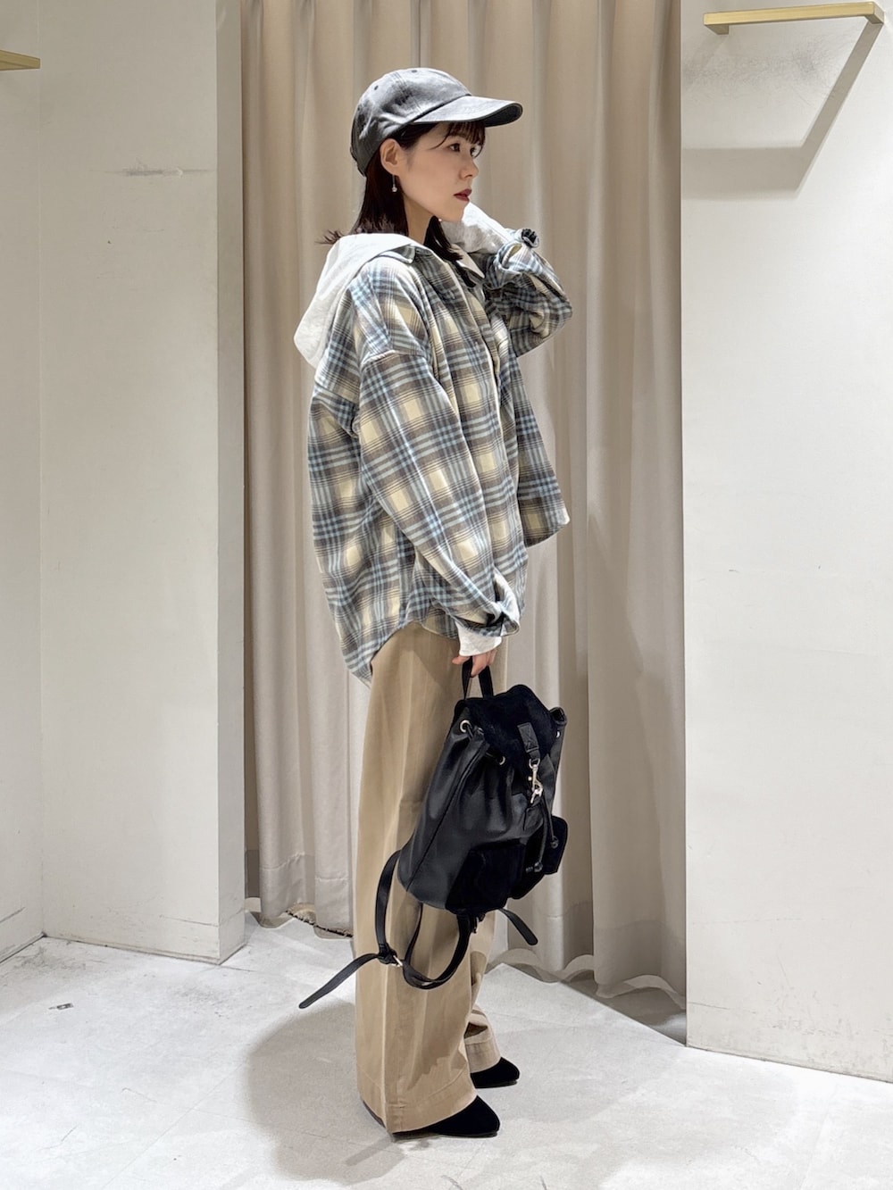 ブルー系のシャツ/ブラウス、ホワイト系のTシャツ/カットソー、ブラック系のバックパック/リュックを着用したレディースの秋コーディネートの2枚目の写真