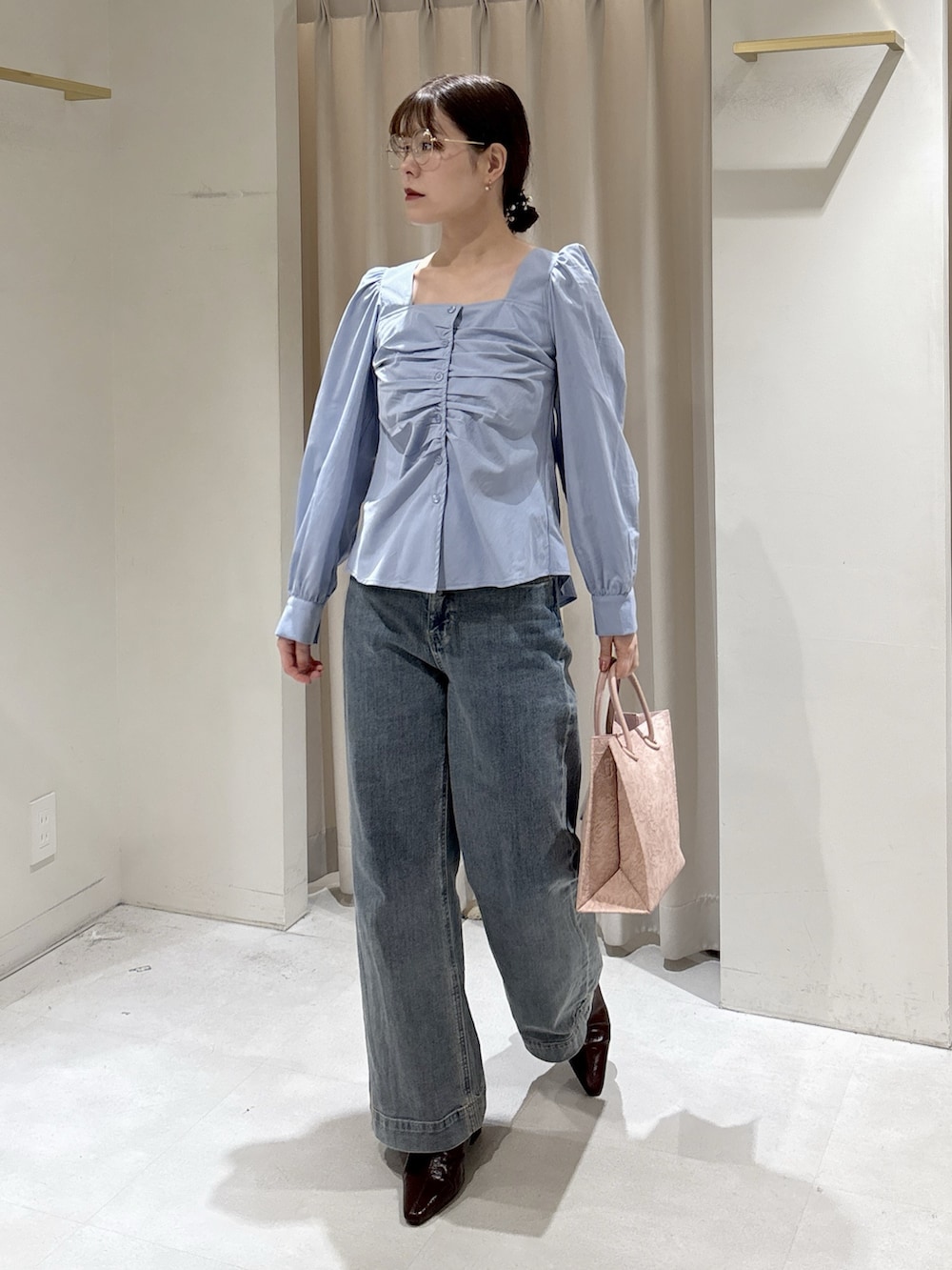 ブルー系のシャツ/ブラウス、ブルー系のデニムパンツ、ピンク系のトートバッグを着用したレディースの冬コーディネートの6枚目の写真