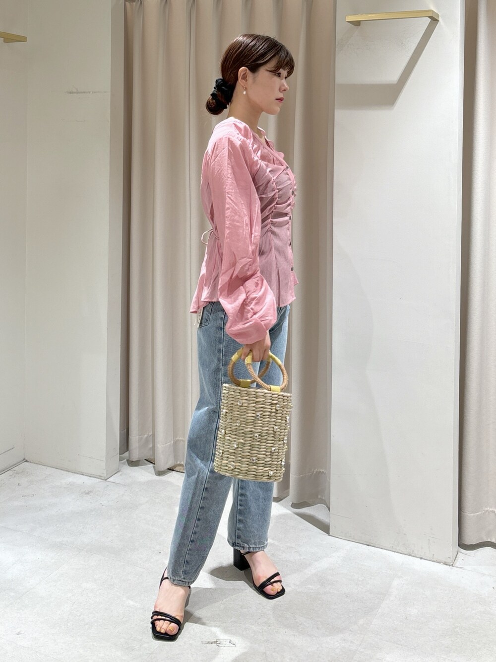 ピンク系のシャツ/ブラウス、イエロー系のかごバッグ、ブルー系のデニムパンツを着用したレディースの春コーディネートの7枚目の写真