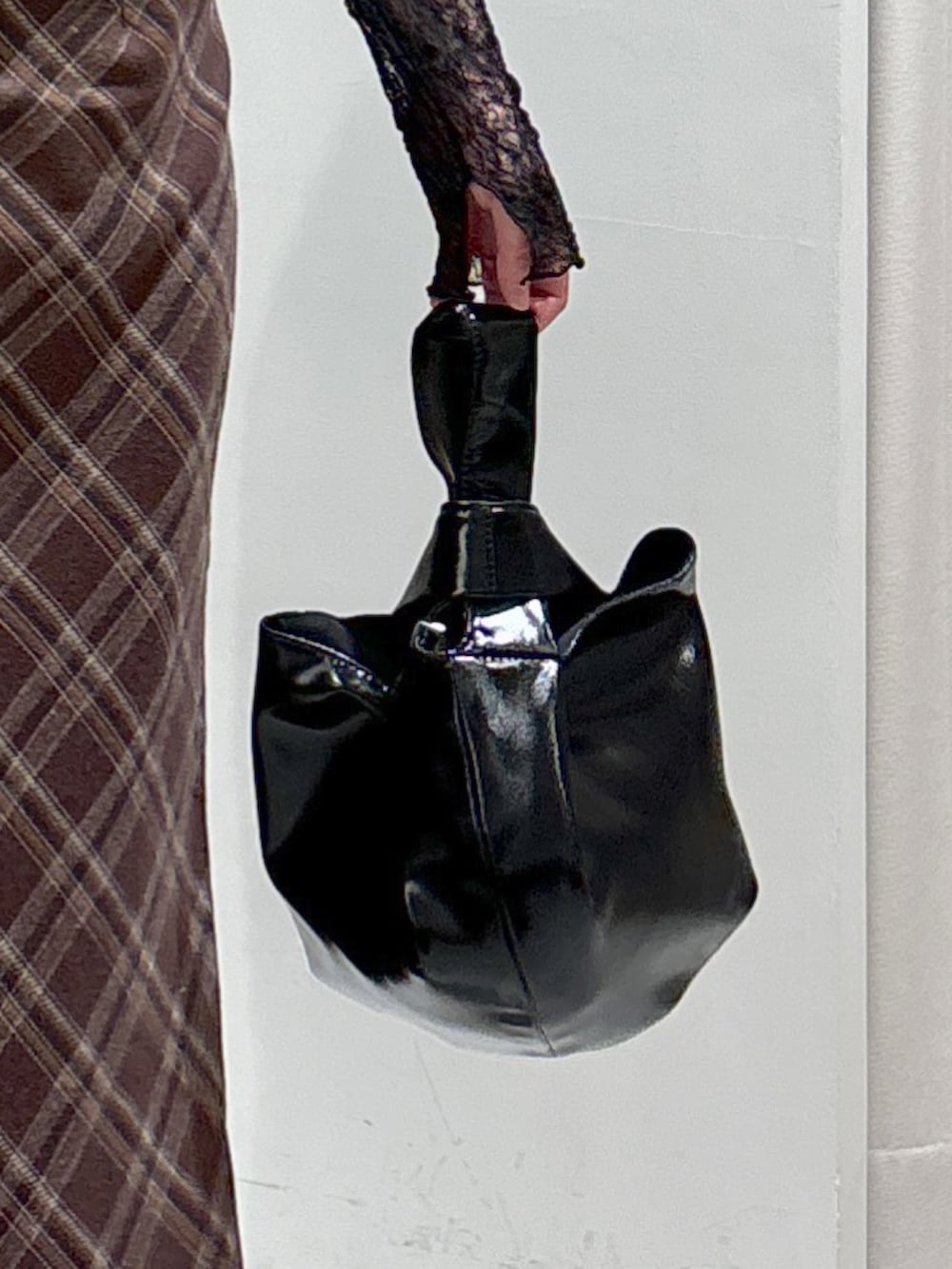 ブラウン系のワンピース、ホワイト系のカーディガン/ボレロ、ブラック系のTシャツ/カットソーを着用したレディースの冬コーディネートの8枚目の写真