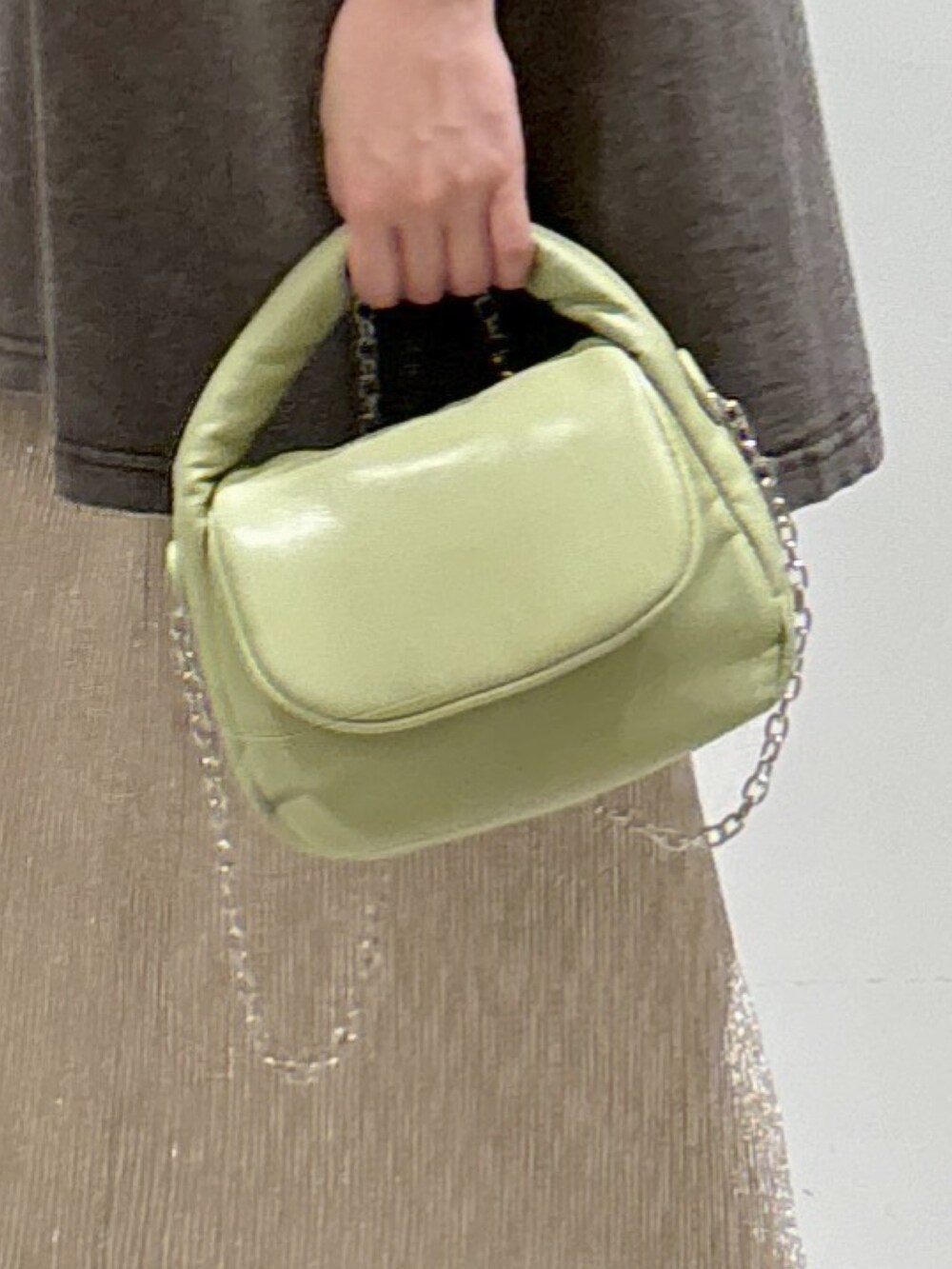 ブラウン系のTシャツ/カットソー、ゴールド系のスカート、グリーン系のショルダーバッグを着用したレディースの夏コーディネートの5枚目の写真