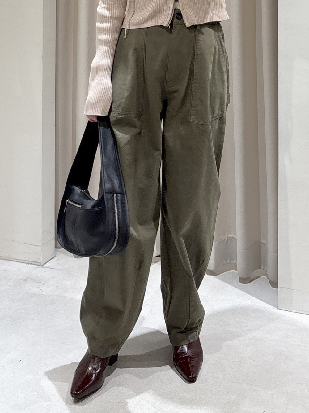 ブラック系のTシャツ/カットソー、ホワイト系のキャミソール、ブラック系のハンドバッグを着用したレディースの秋コーディネートの5枚目の写真