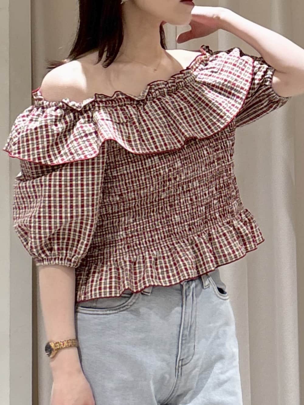 レッド系のシャツ/ブラウス、ブルー系のデニムパンツ、シルバー系のショルダーバッグを着用したレディースの春コーディネートの3枚目の写真