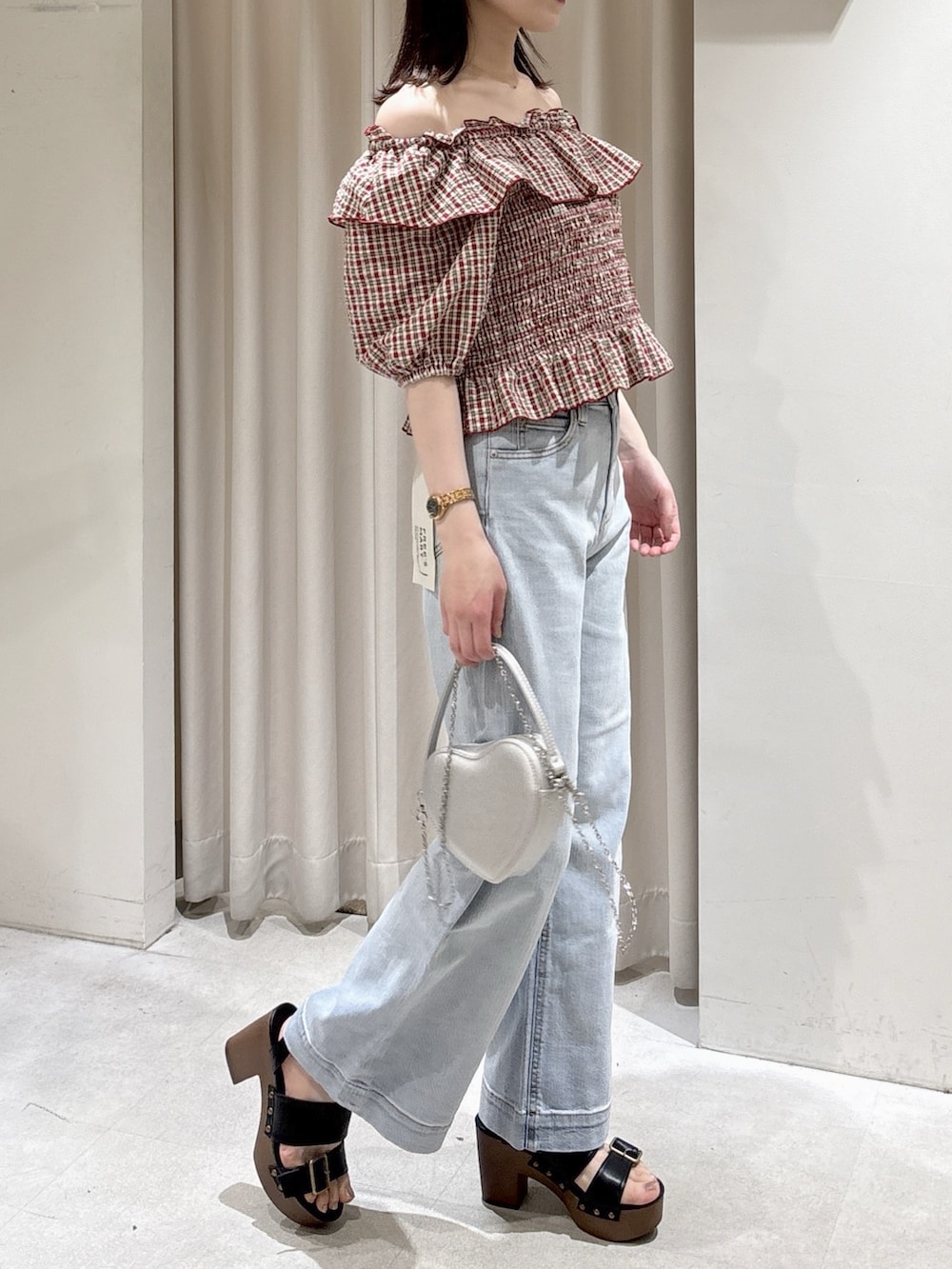 レッド系のシャツ/ブラウス、ブルー系のデニムパンツ、シルバー系のショルダーバッグを着用したレディースの春コーディネートの4枚目の写真