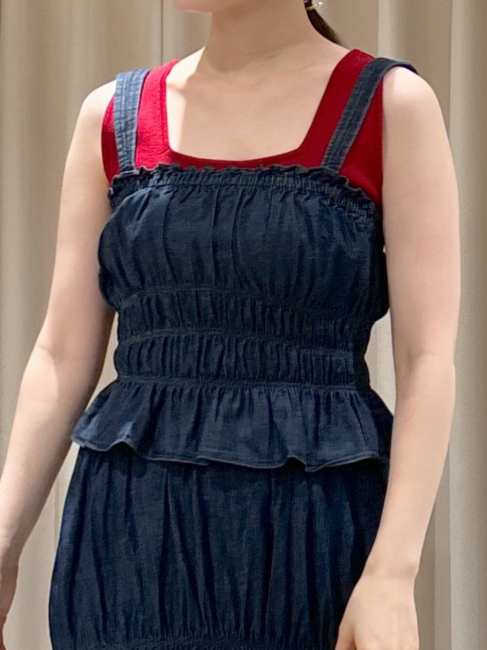 ブルー系のワンピース、レッド系のタンクトップ、イエロー系のかごバッグを着用したレディースの夏コーディネートの3枚目の写真