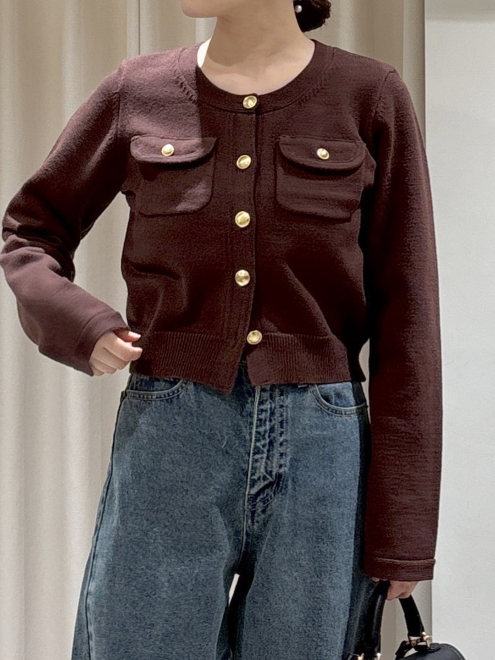 ブラウン系のニット/セーター、ブルー系のデニムパンツ、ブラック系のブーツを着用したレディースの冬コーディネートの2枚目の写真