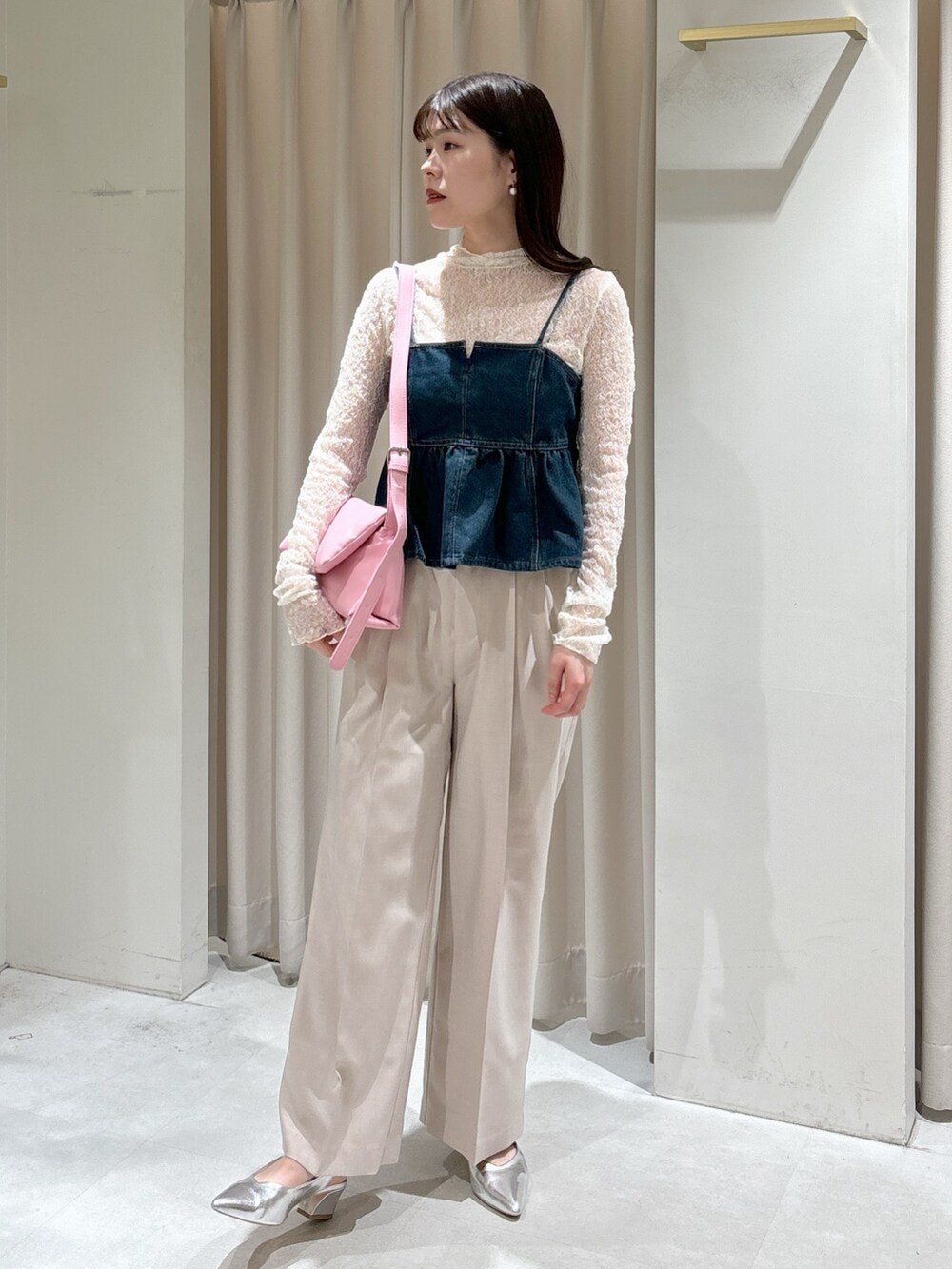 ブラウン系のテーラードジャケット、ホワイト系のTシャツ/カットソー、ブラック系のキャミソールを着用したレディースの春コーディネートの8枚目の写真