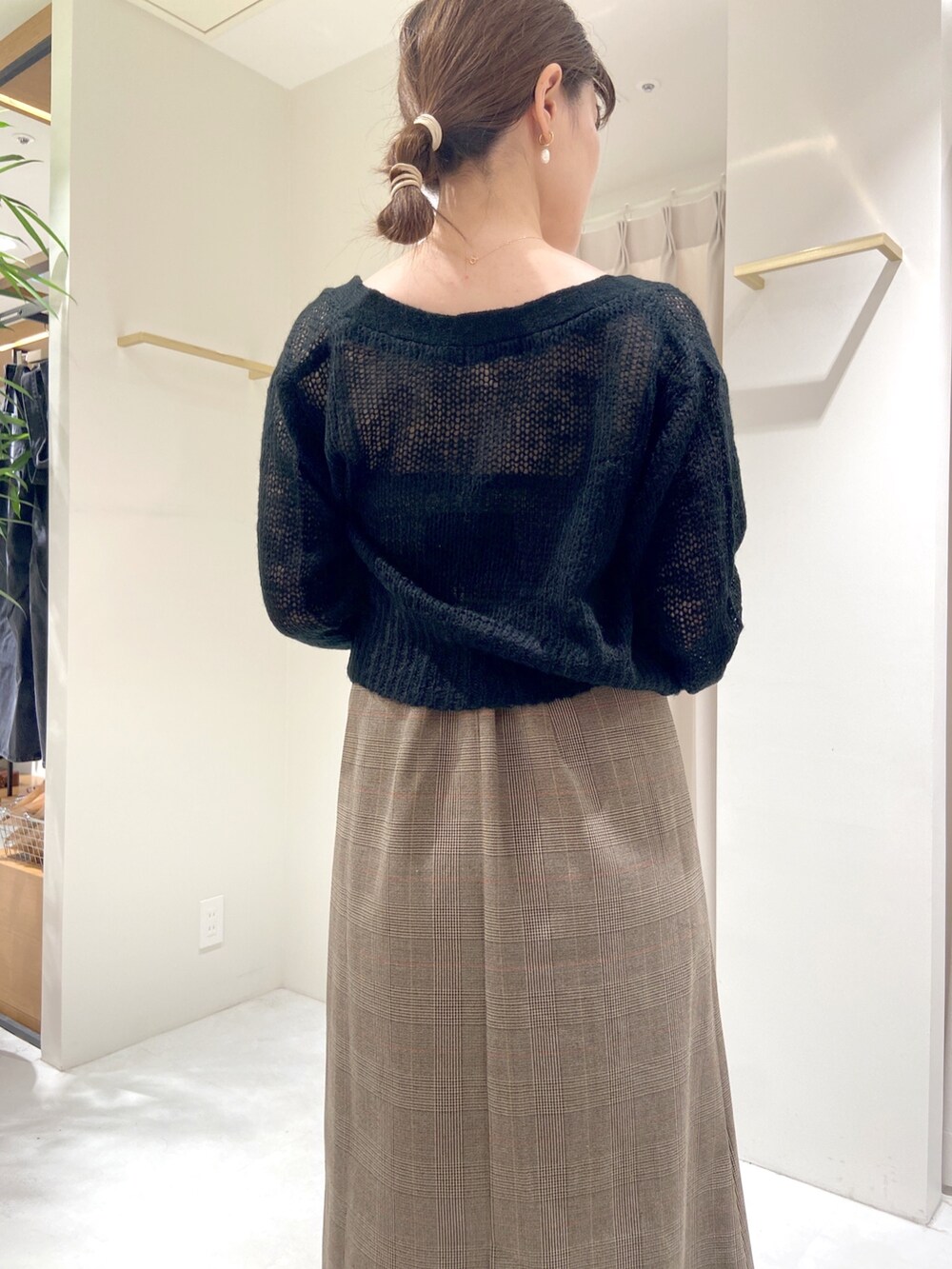 ブラウン系のワンピース、ブラック系のカーディガン/ボレロ、ベージュ系のショルダーバッグを着用したレディースの秋コーディネートの5枚目の写真