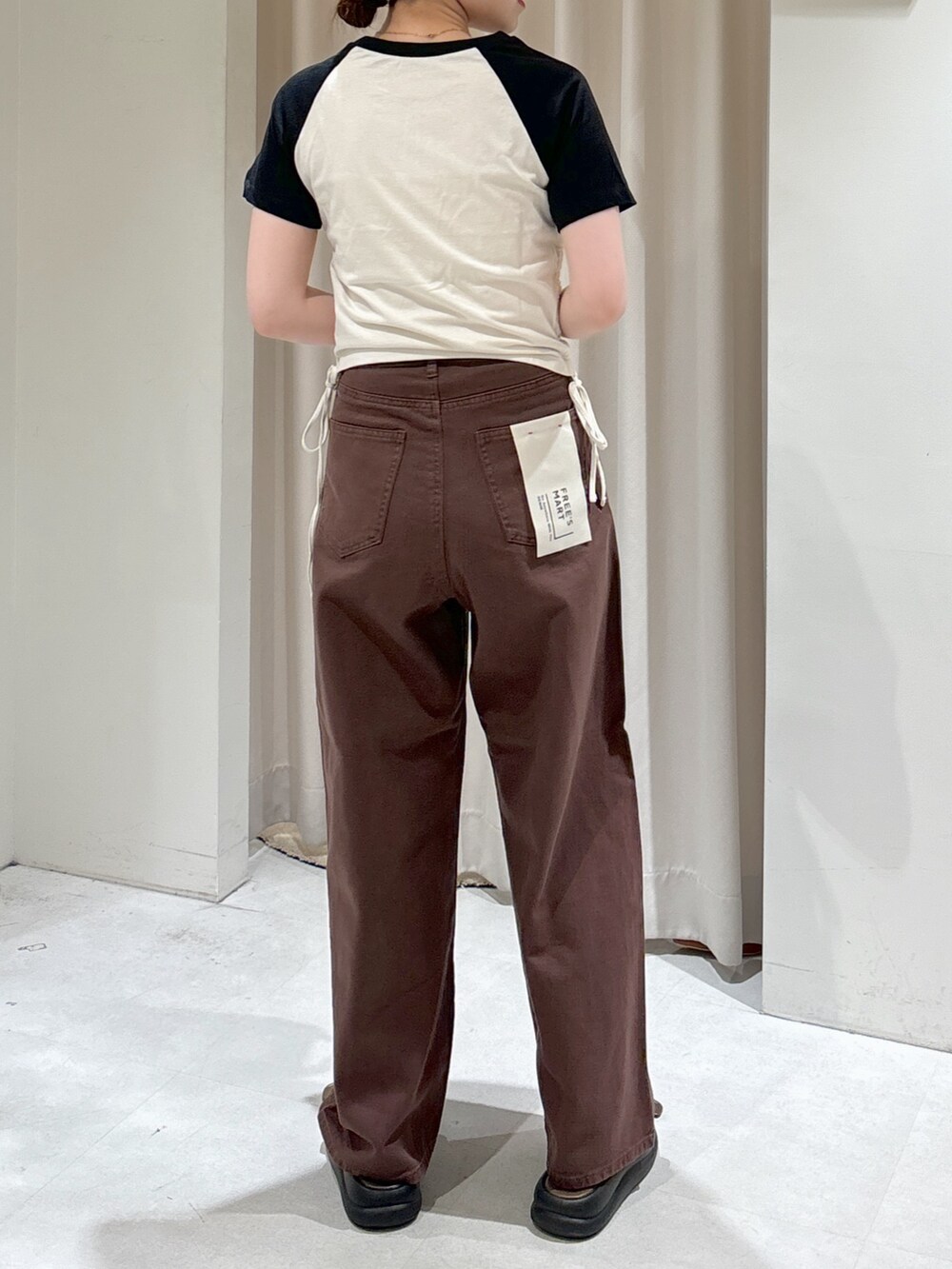 ホワイト系のTシャツ/カットソー、ブラック系のトートバッグ、ブラウン系のサンダルを着用したレディースの夏コーディネートの5枚目の写真