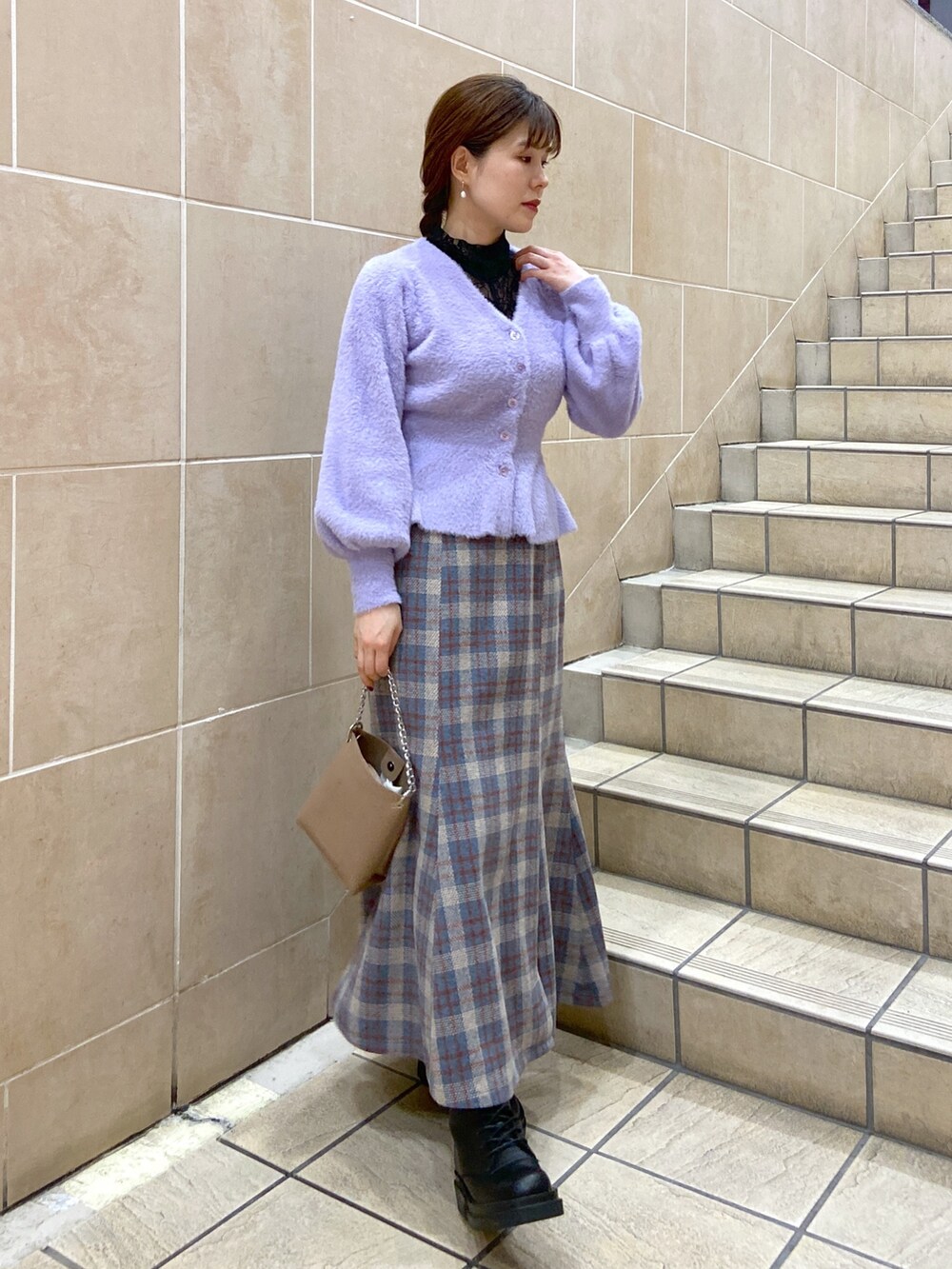 パープル系のカーディガン/ボレロ、ブラック系のTシャツ/カットソー、ブルー系のスカートを着用したレディースの秋コーディネートの4枚目の写真