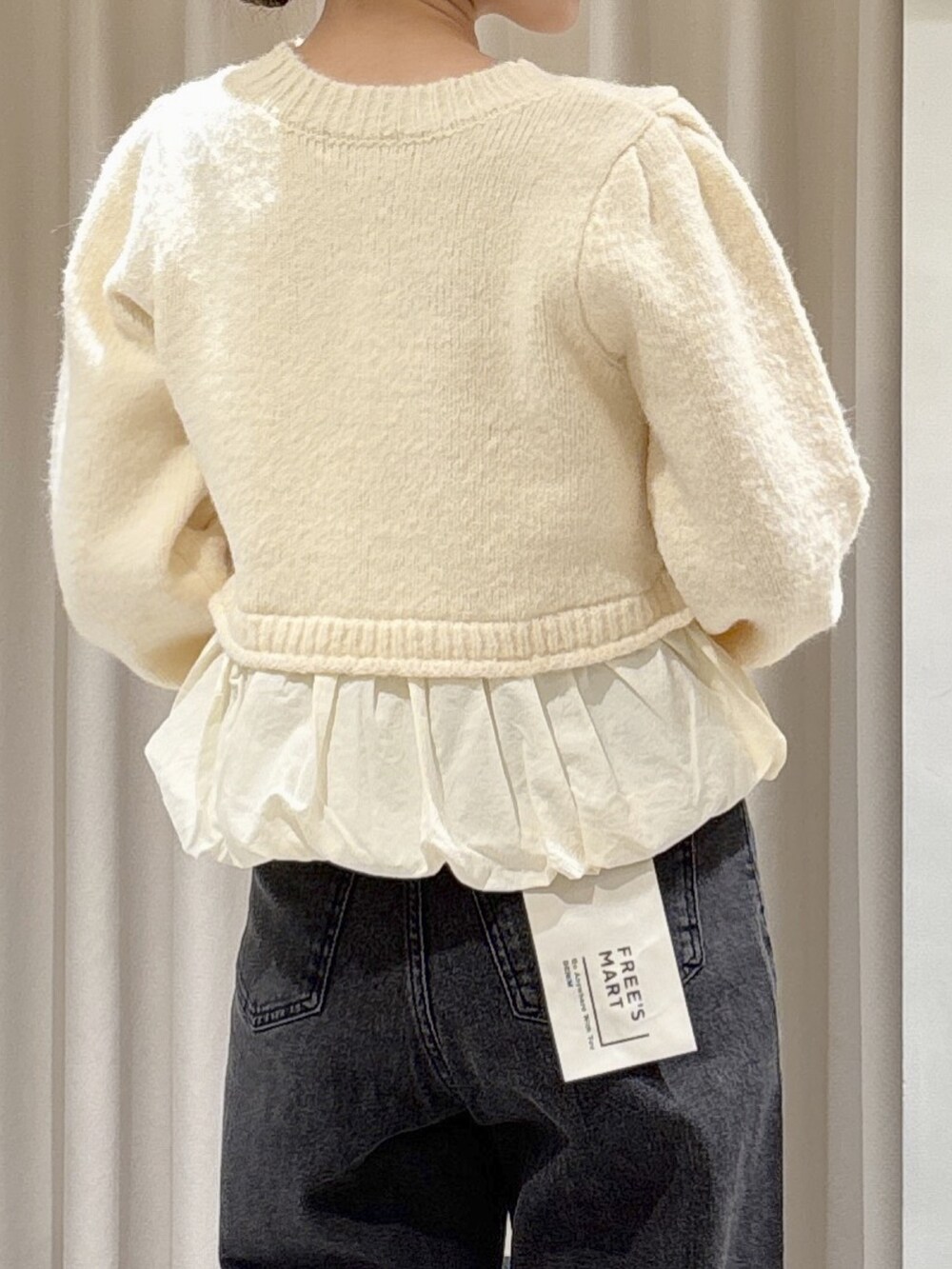 ホワイト系のニット/セーター、ブラック系のトートバッグ、ブラック系のブーツを着用したレディースの秋コーディネートの3枚目の写真