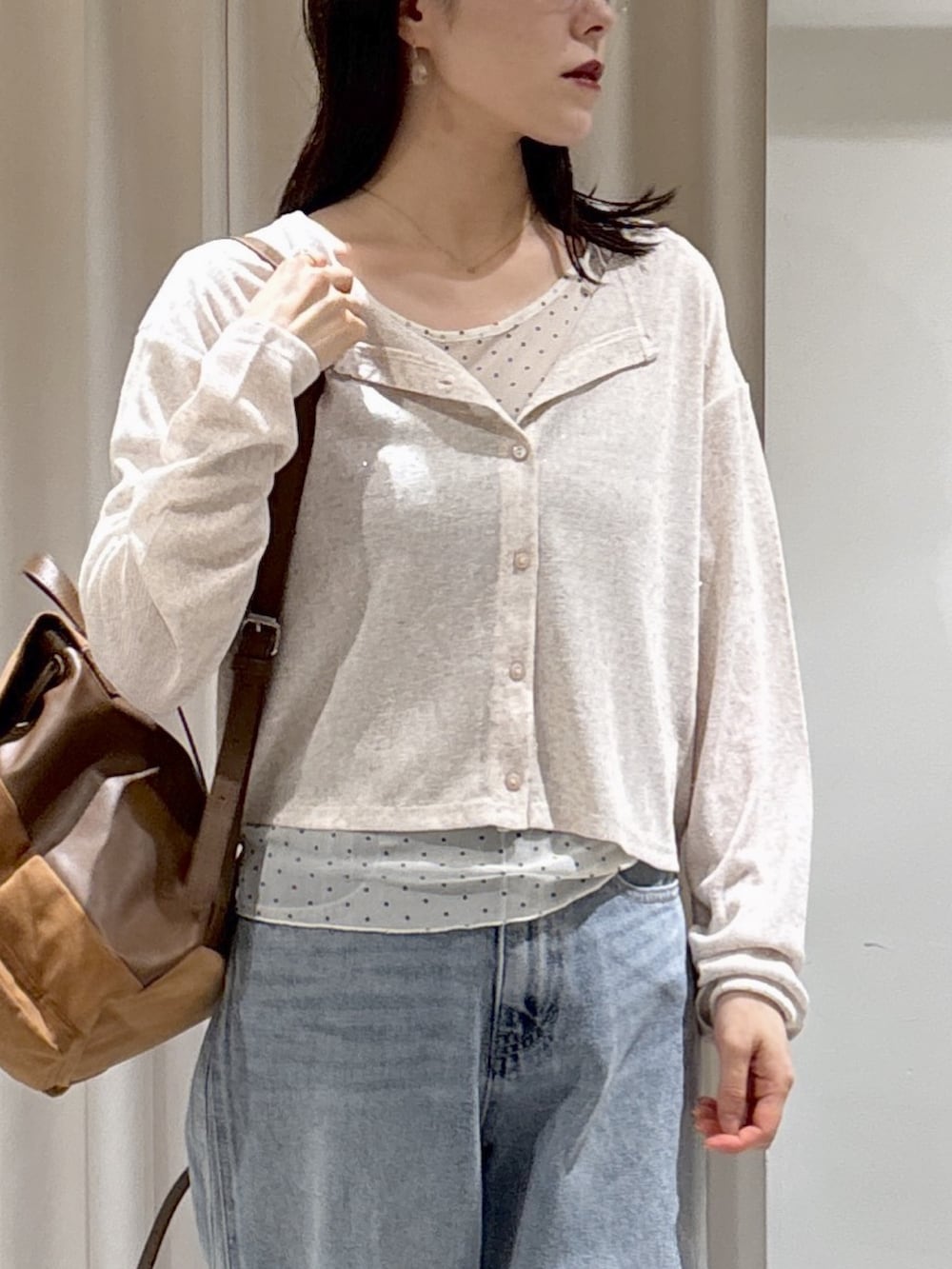 ホワイト系のTシャツ/カットソー、ホワイト系のTシャツ/カットソー、ベージュ系のバックパック/リュックを着用したレディースの夏コーディネートの3枚目の写真