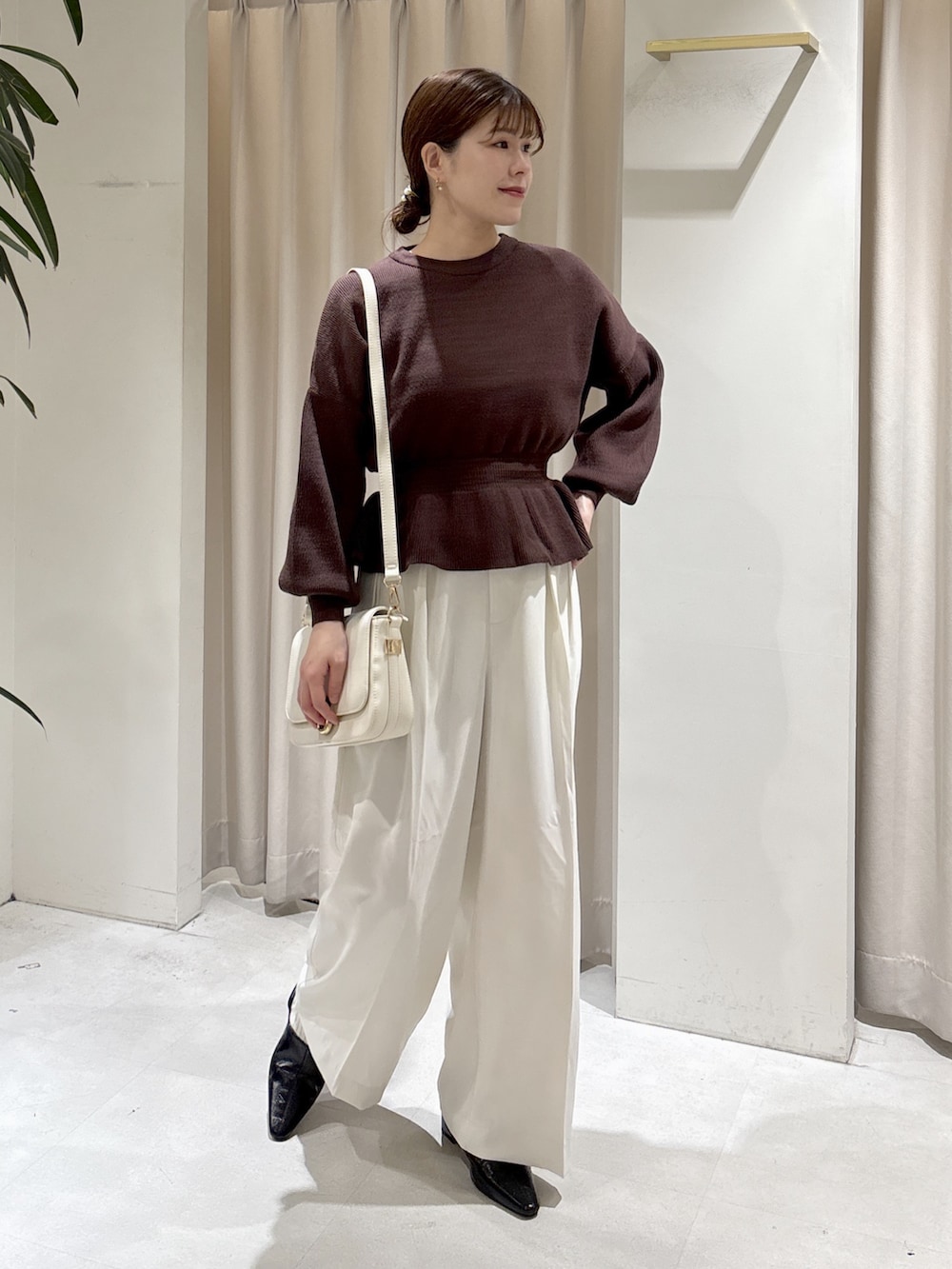 ブラウン系のワンピース、ホワイト系のスラックス、ホワイト系のその他パンツを着用したレディースの秋コーディネートの3枚目の写真