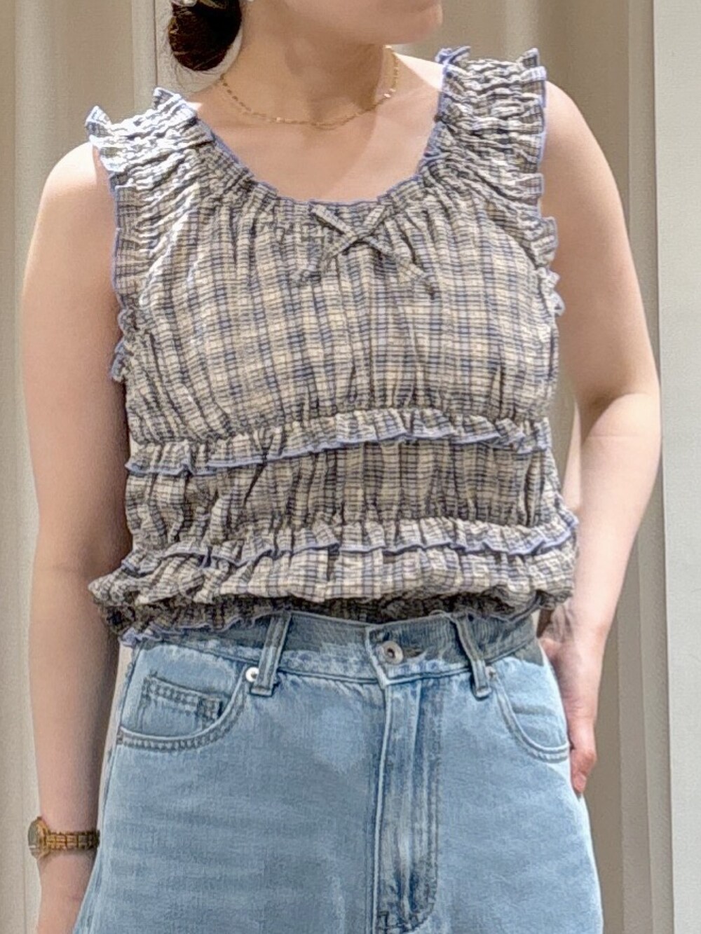 レッド系のシャツ/ブラウス、ブルー系のデニムパンツ、ブラック系のハンドバッグを着用したレディースの夏コーディネートの6枚目の写真