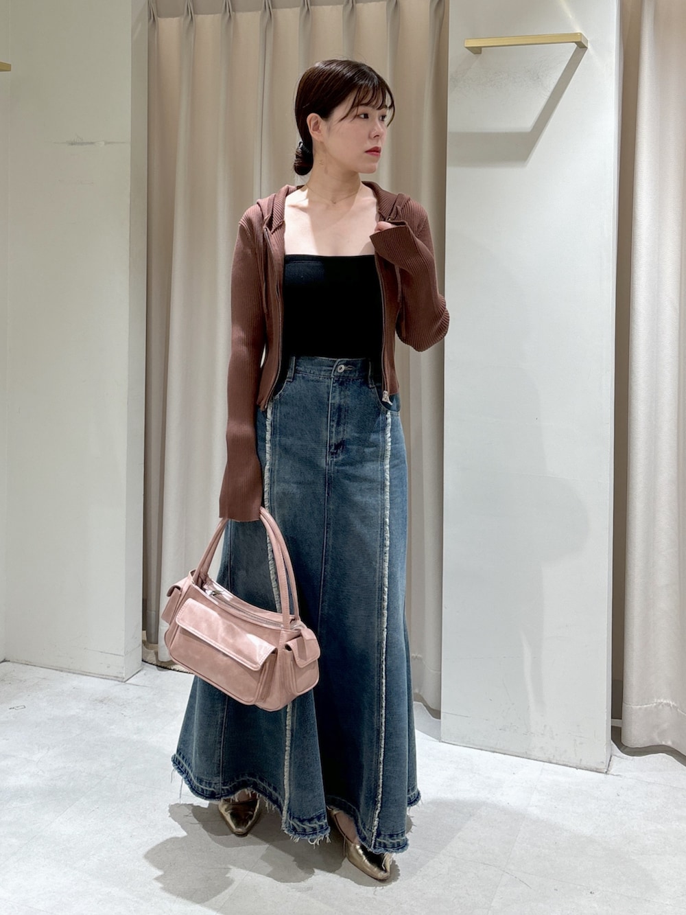 ブラウン系のパーカー、ブラック系のキャミソール、ピンク系のショルダーバッグを着用したレディースの春コーディネートの6枚目の写真