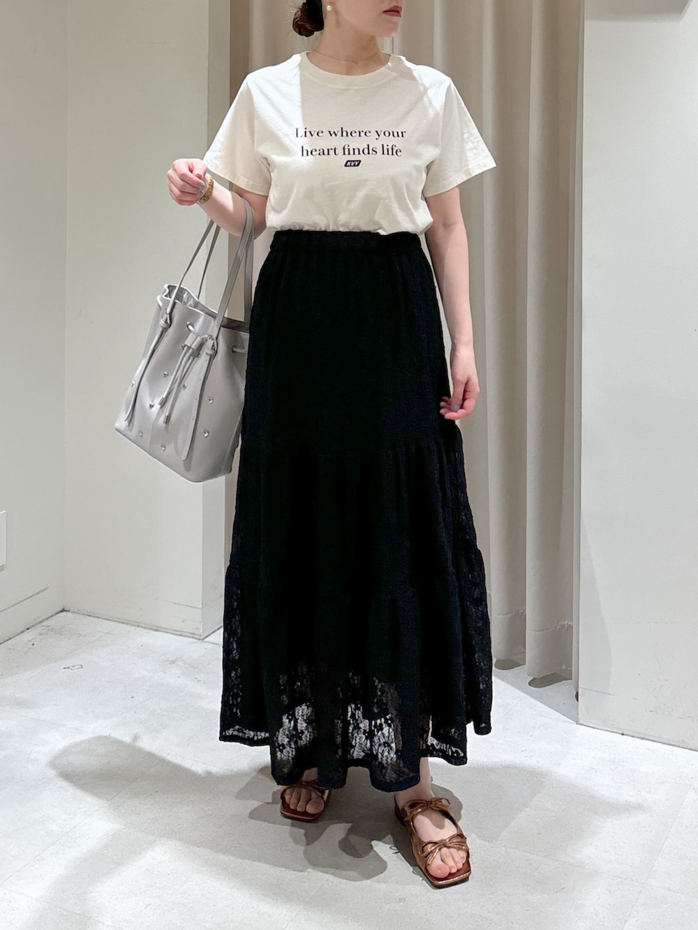 ピンク系のシャツ/ブラウス、ホワイト系のTシャツ/カットソー、グレー系のトートバッグを着用したレディースの春コーディネートの5枚目の写真