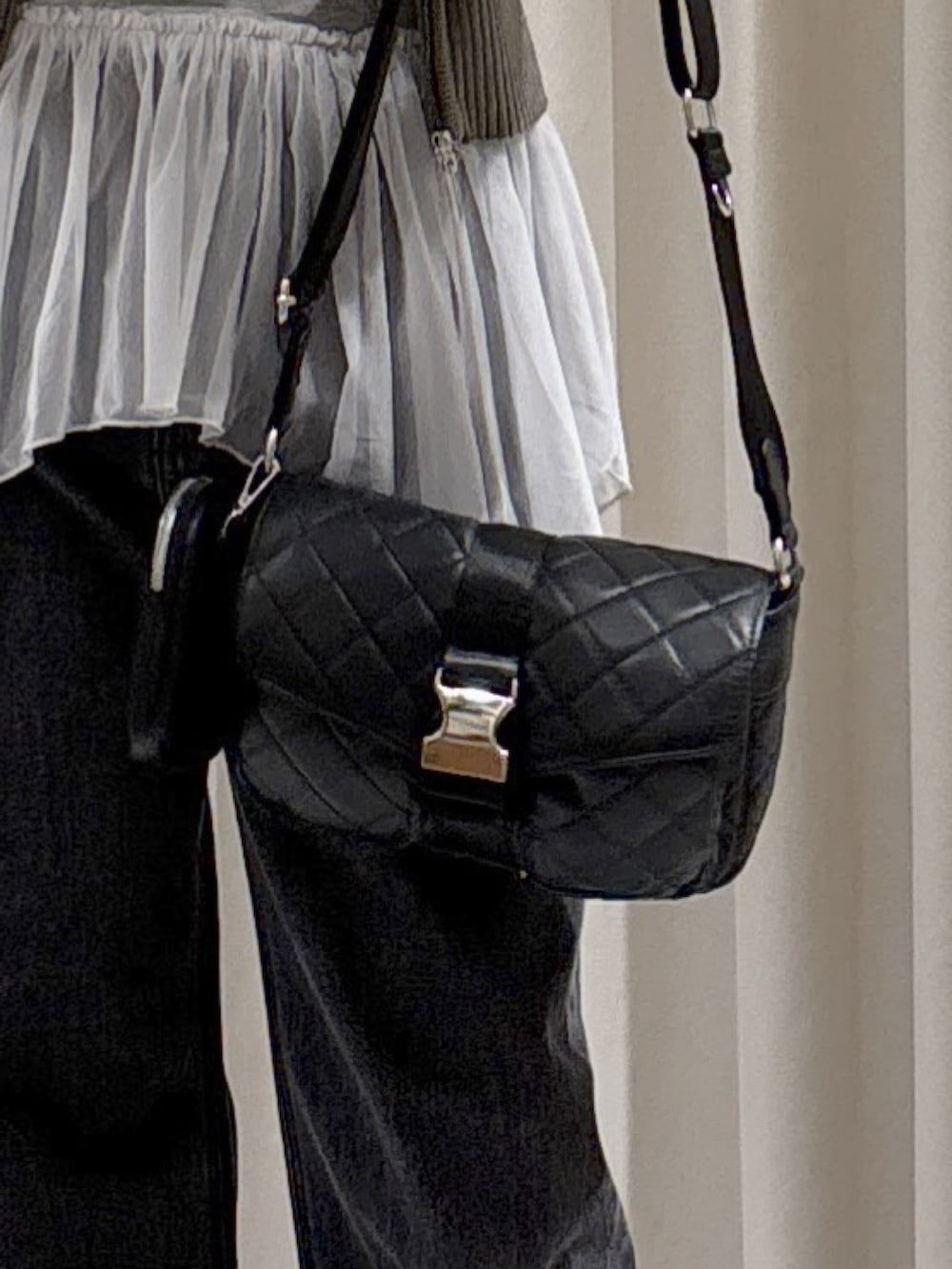 ブラウン系のニット/セーター、グレー系のTシャツ/カットソー、ブラック系のデニムパンツを着用したレディースの秋コーディネートの5枚目の写真