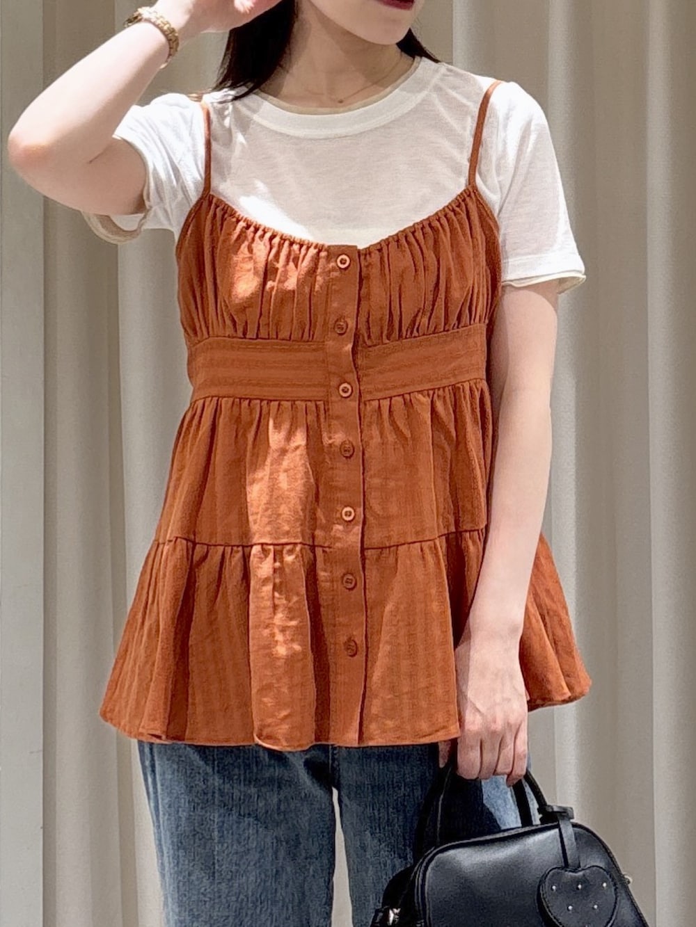ブラウン系のシャツ/ブラウス、ホワイト系のTシャツ/カットソー、ブラック系のボストンバッグを着用したレディースの春コーディネートの2枚目の写真