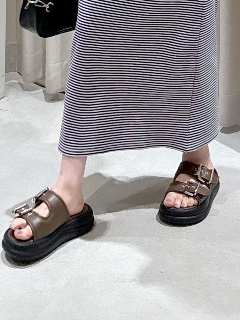 ブルー系のその他トップス、ブルー系のワンピース、ブラック系のトートバッグを着用したレディースの春コーディネートの7枚目の写真