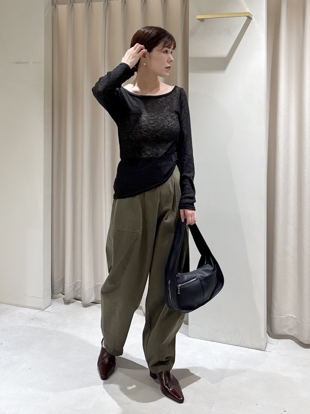 ブラック系のTシャツ/カットソー、ホワイト系のキャミソール、ブラック系のハンドバッグを着用したレディースの秋コーディネートの2枚目の写真