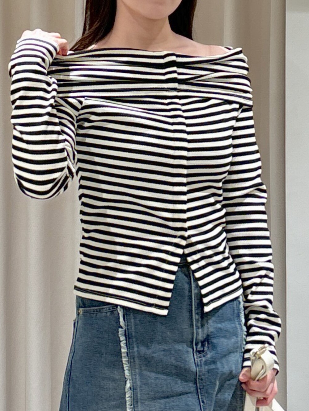 ホワイト系のTシャツ/カットソー、ブルー系のスカート、ホワイト系のショルダーバッグを着用したレディースの春コーディネートの3枚目の写真