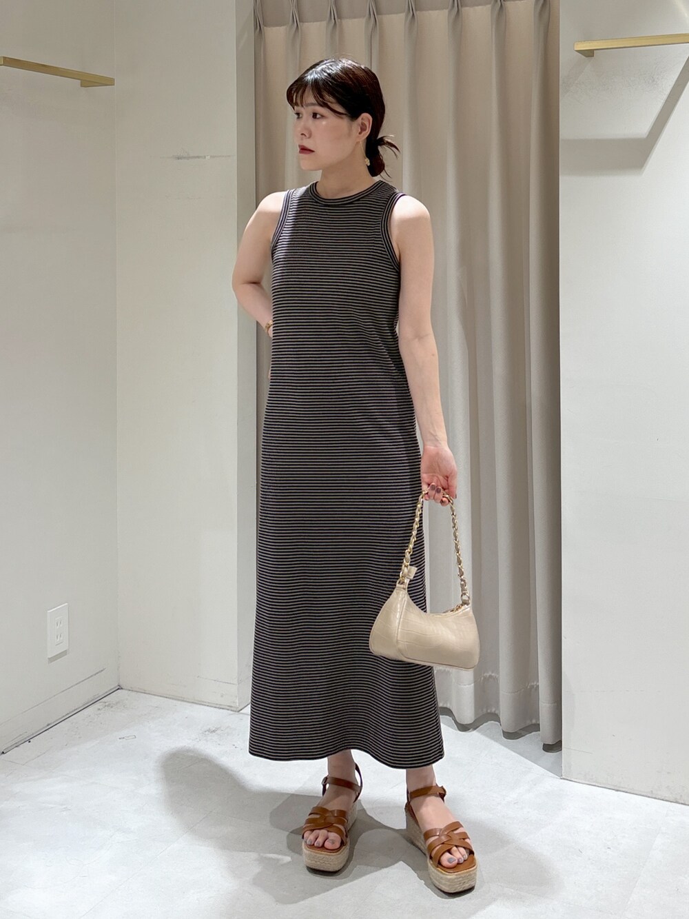 ピンク系のカーディガン/ボレロ、ブラウン系のワンピース、ベージュ系のサンダルを着用したレディースの夏コーディネートの2枚目の写真