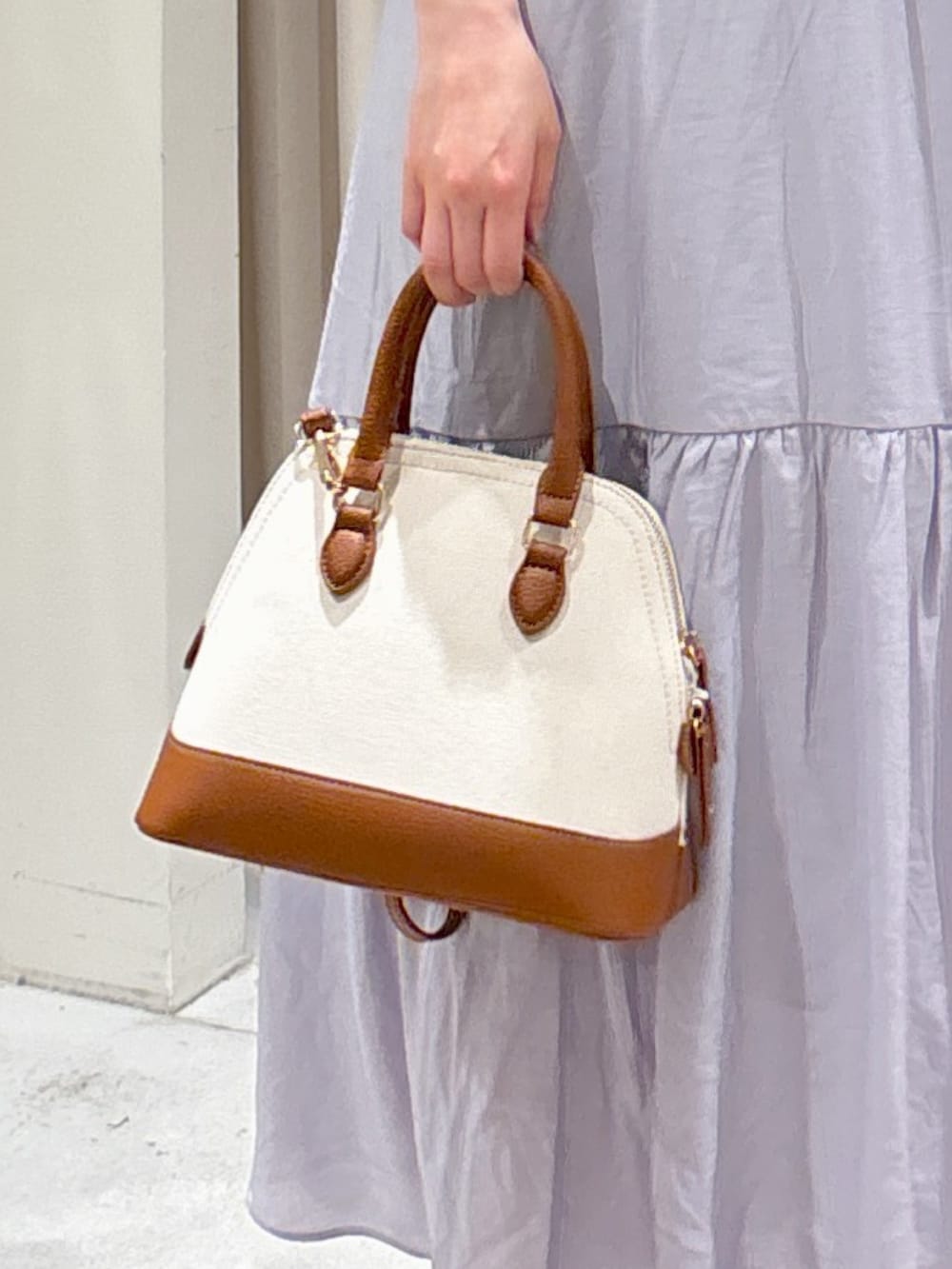 ブルー系のワンピース、ブラウン系のショルダーバッグ、ブラック系のサンダルを着用したレディースの夏コーディネートの4枚目の写真