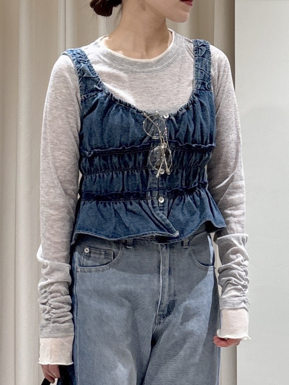 ブルー系のシャツ/ブラウス、ブルー系のその他パンツ、ブラック系のハンドバッグを着用したレディースの春コーディネートの2枚目の写真