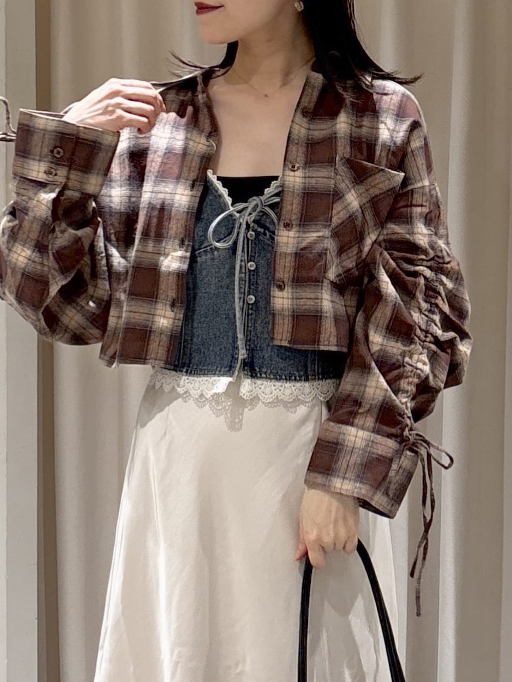 ブルー系のシャツ/ブラウス、ホワイト系のスカート、ホワイト系のサンダルを着用したレディースの夏コーディネートの5枚目の写真