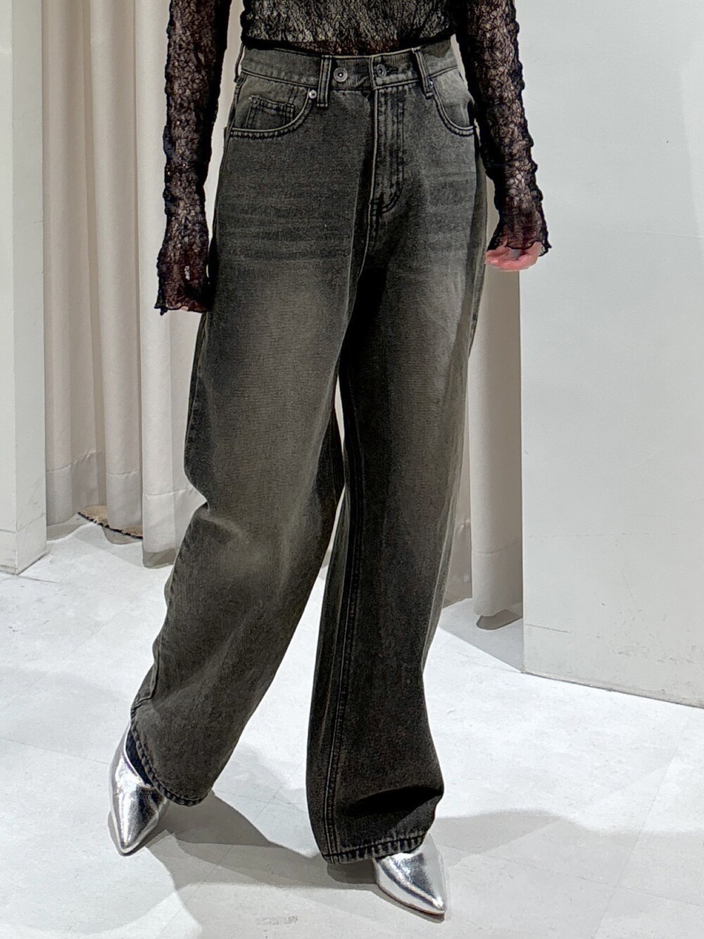 グリーン系のマウンテンパーカー、ブラック系のTシャツ/カットソー、ホワイト系のキャミソールを着用したレディースの冬コーディネートの8枚目の写真