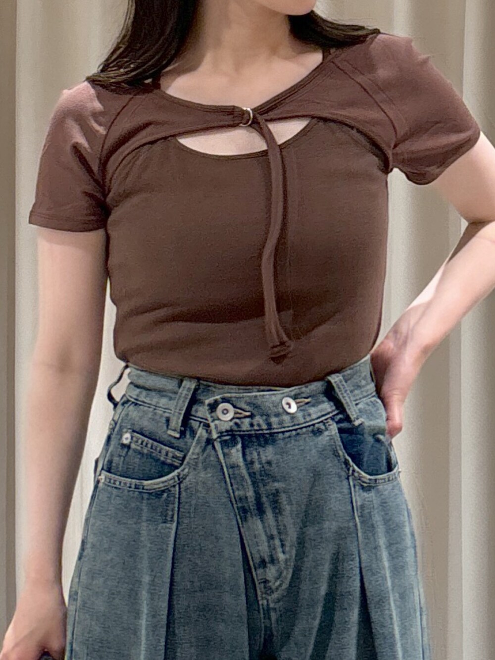 ブラウン系のTシャツ/カットソー、ブルー系のデニムパンツ、シルバー系のハンドバッグを着用したレディースの夏コーディネートの5枚目の写真