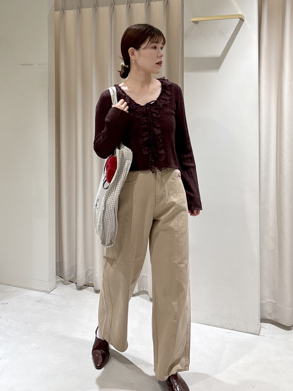 ブラウン系のニット/セーター、ベージュ系のデニムパンツ、ブラウン系のパンプスを着用したレディースの秋コーディネートの2枚目の写真