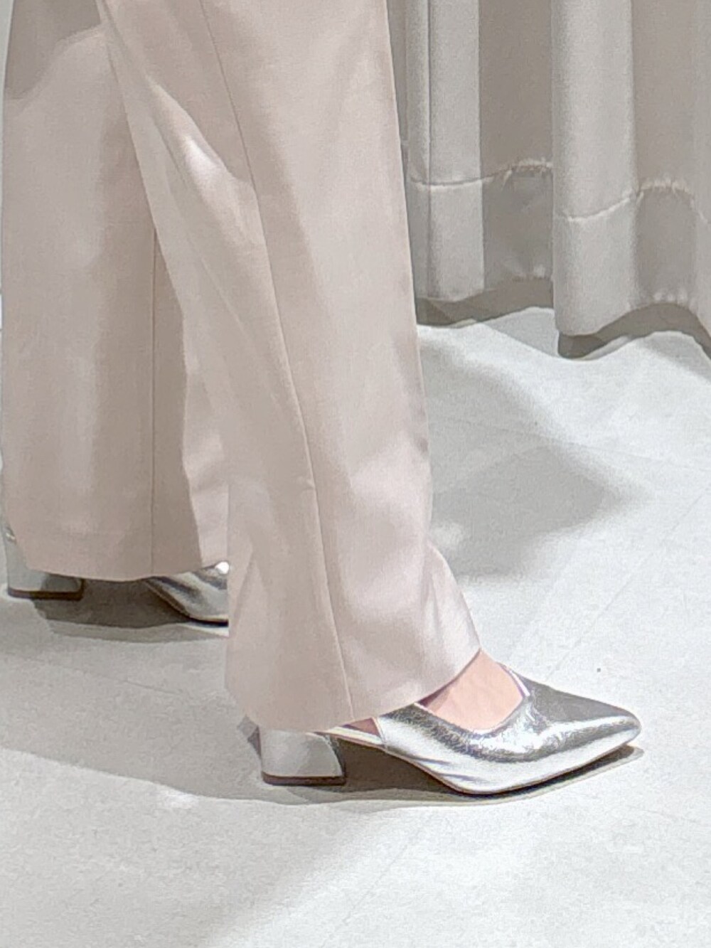 ブラウン系のテーラードジャケット、ホワイト系のTシャツ/カットソー、ブラック系のキャミソールを着用したレディースの春コーディネートの6枚目の写真