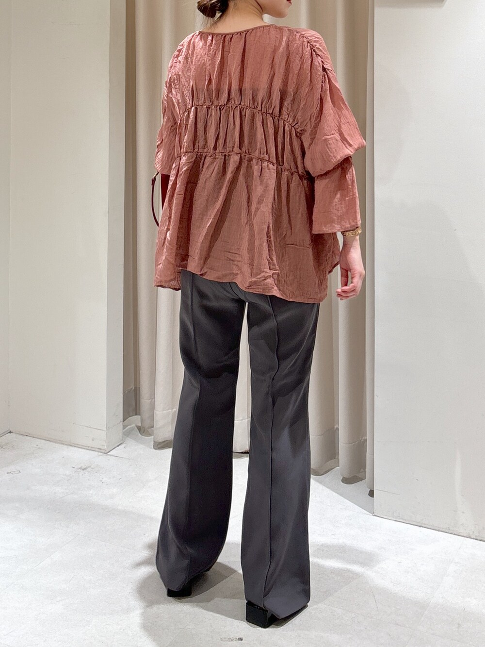 ブラック系のシャツ/ブラウス、レッド系のショルダーバッグ、グレー系のスラックスを着用したレディースの秋コーディネートの8枚目の写真