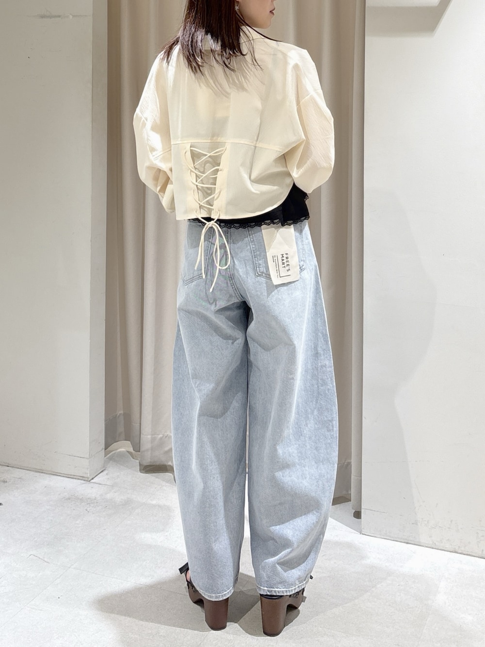 ブラック系のシャツ/ブラウス、ピンク系のボストンバッグ、ブルー系のデニムパンツを着用したレディースの夏コーディネートの6枚目の写真