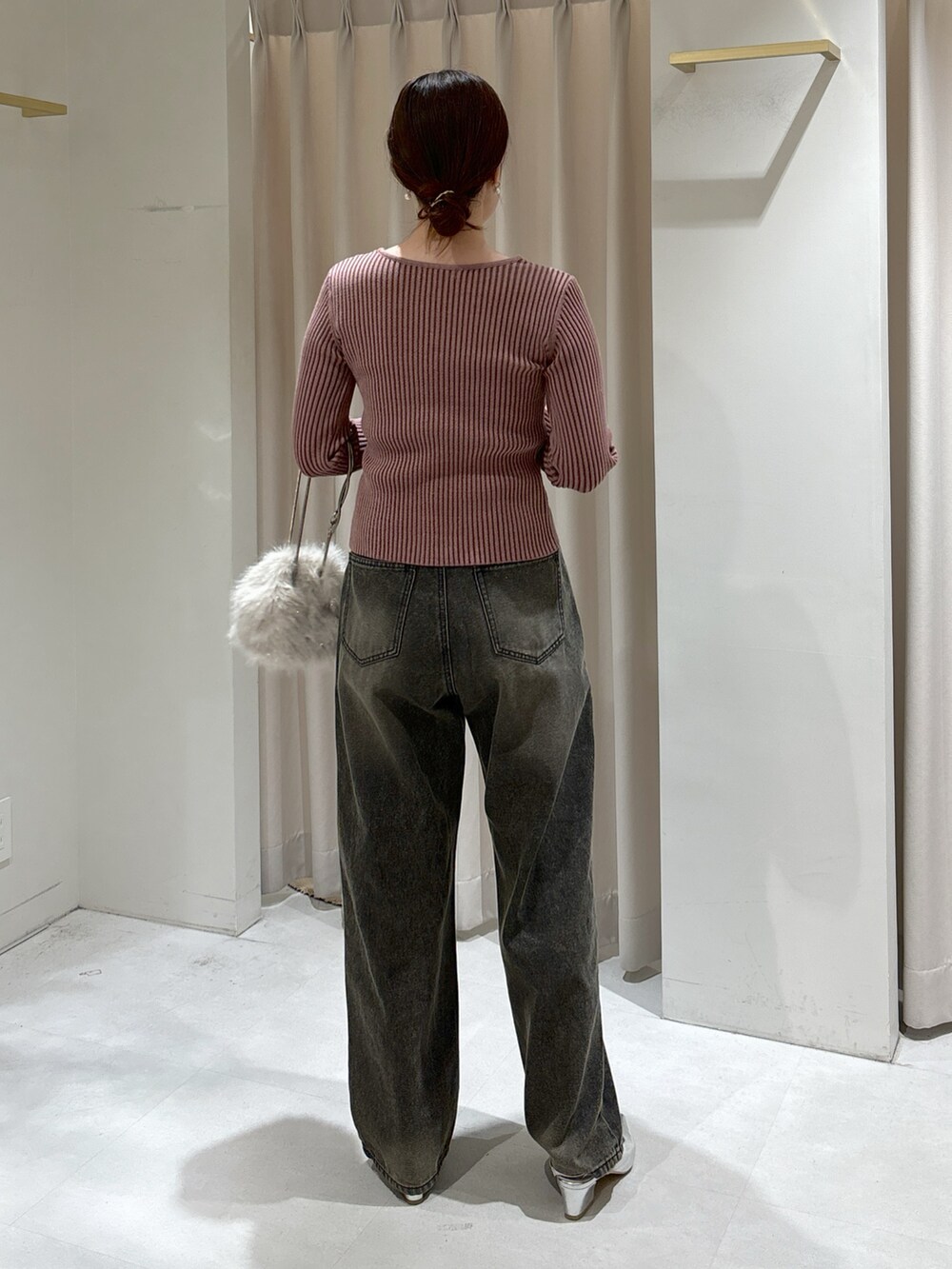 ピンク系のニット/セーター、ホワイト系のキャミソール、ベージュ系のショルダーバッグを着用したレディースの冬コーディネートの4枚目の写真