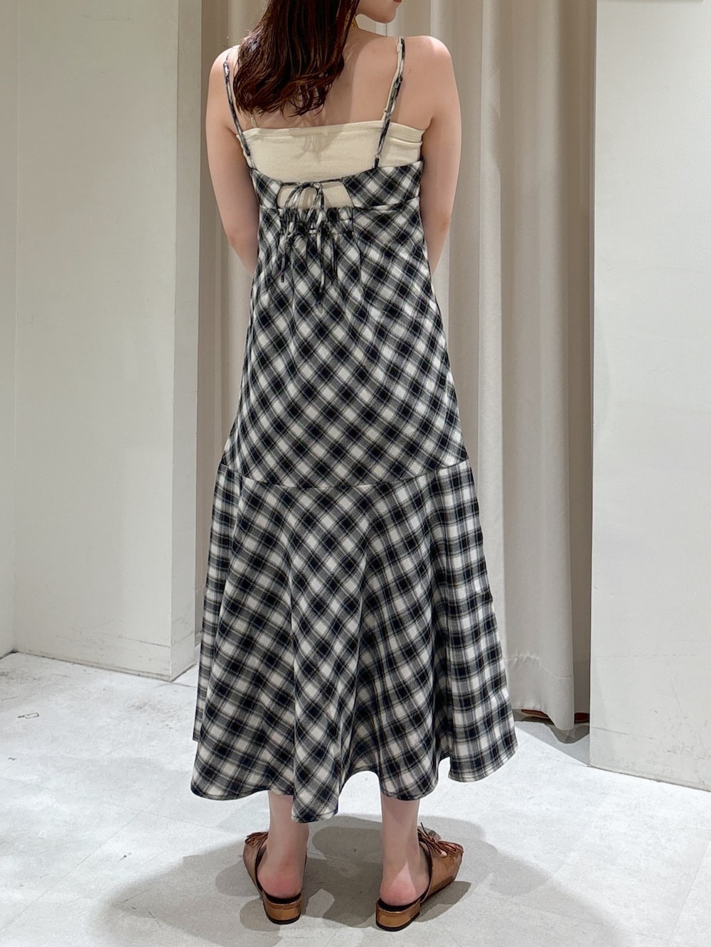 レッド系のカーディガン/ボレロ、ブラック系のワンピース、ホワイト系のトートバッグを着用したレディースの夏コーディネートの5枚目の写真