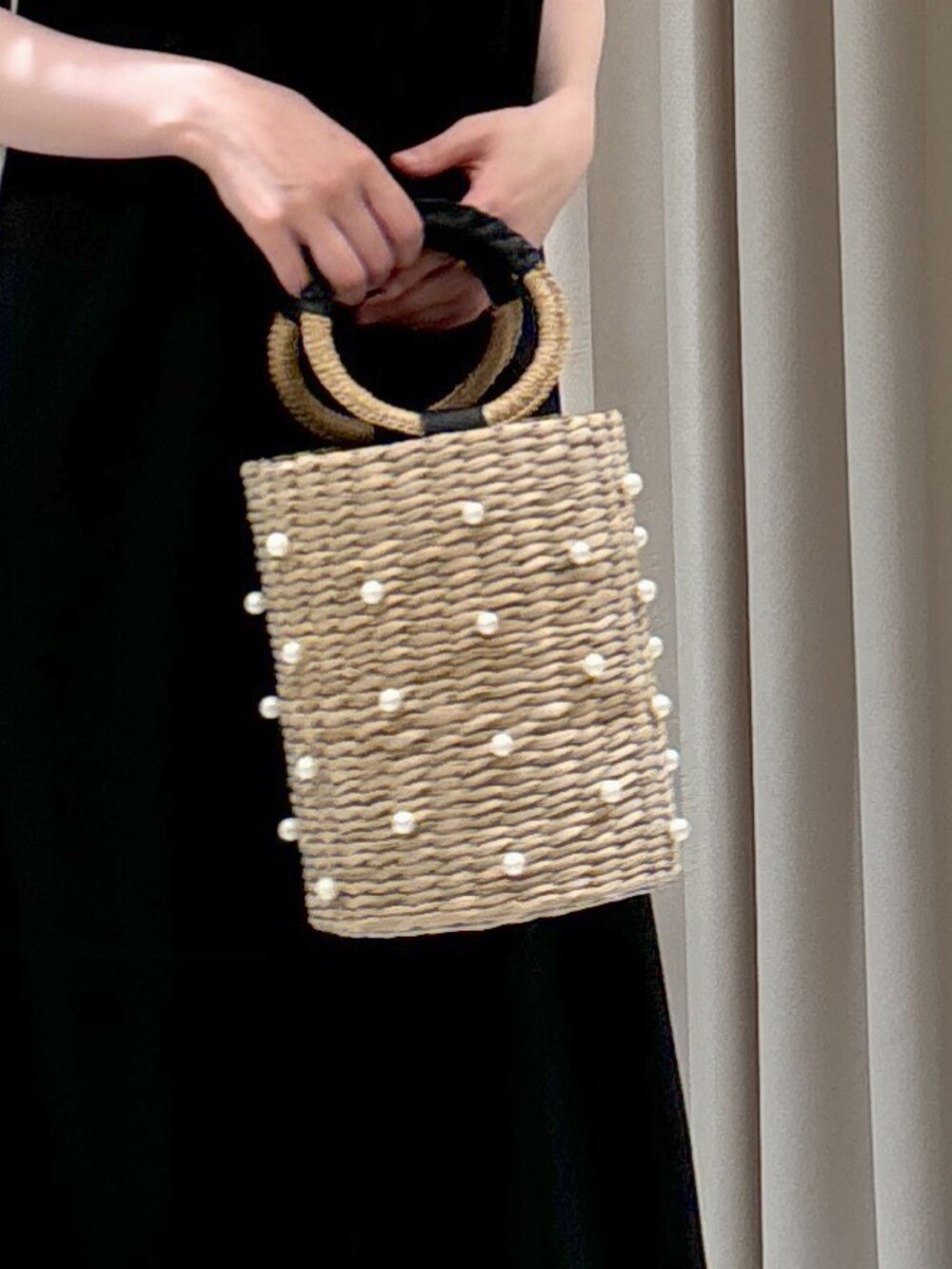 ブラック系のワンピース、レッド系のタンクトップ、ゴールド系のパンプスを着用したレディースの夏コーディネートの6枚目の写真