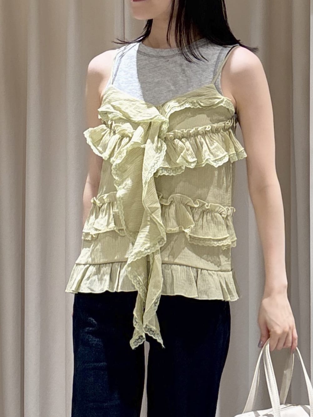 イエロー系のシャツ/ブラウス、グレー系のTシャツ/カットソー、ブラウン系のサンダルを着用したレディースの夏コーディネートの3枚目の写真