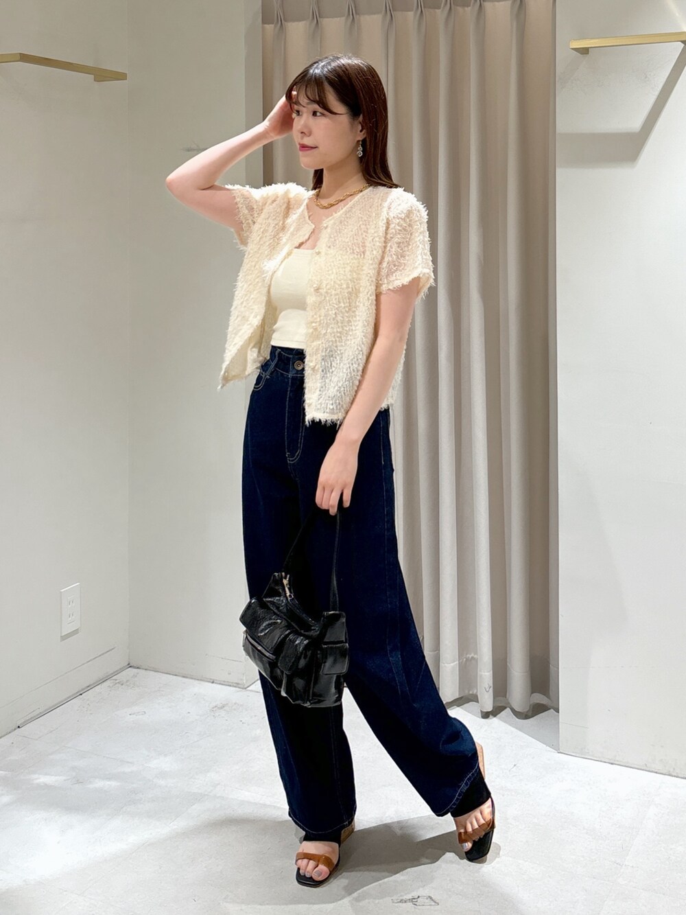 ホワイト系のシャツ/ブラウス、ホワイト系のキャミソール、ブルー系のデニムパンツを着用したレディースの夏コーディネートの5枚目の写真