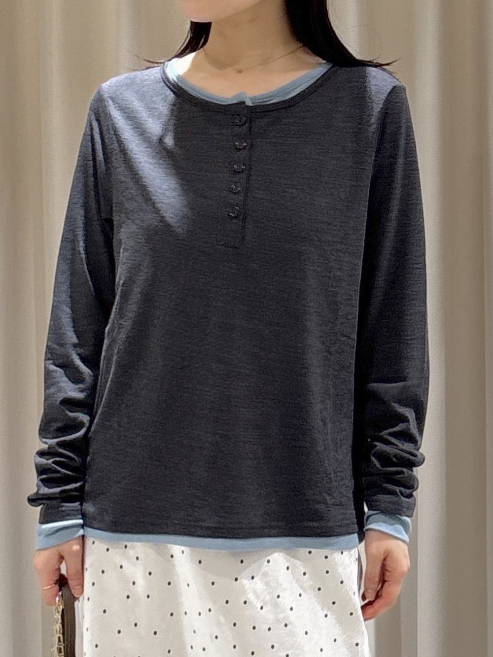 グレー系のTシャツ/カットソー、ホワイト系のスカート、ブラウン系のショルダーバッグを着用したレディースの夏コーディネートの2枚目の写真