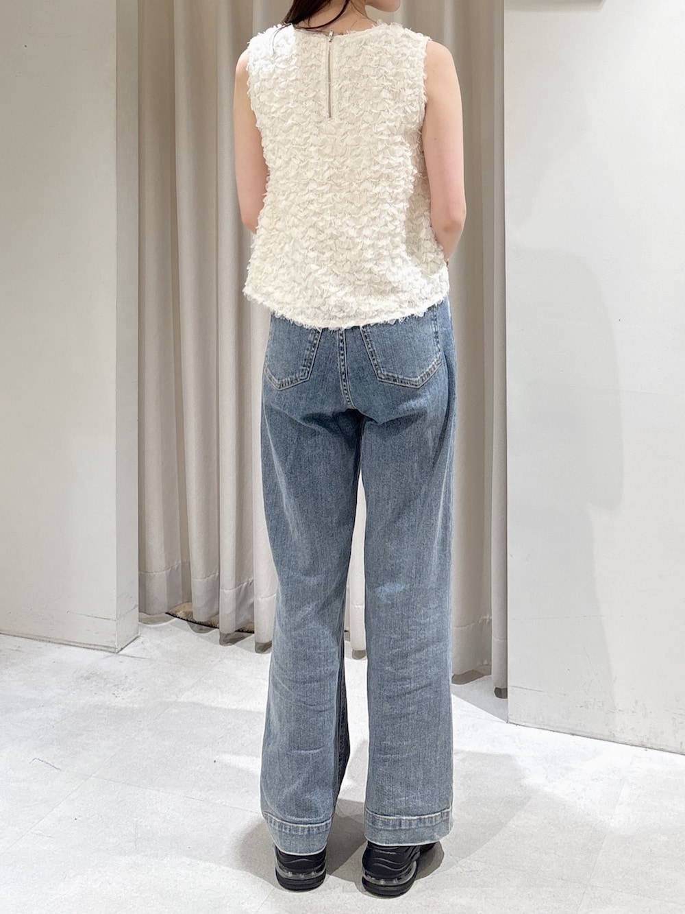 ホワイト系のシャツ/ブラウス、ブルー系のデニムパンツ、ブラック系のボストンバッグを着用したレディースの春コーディネートの3枚目の写真